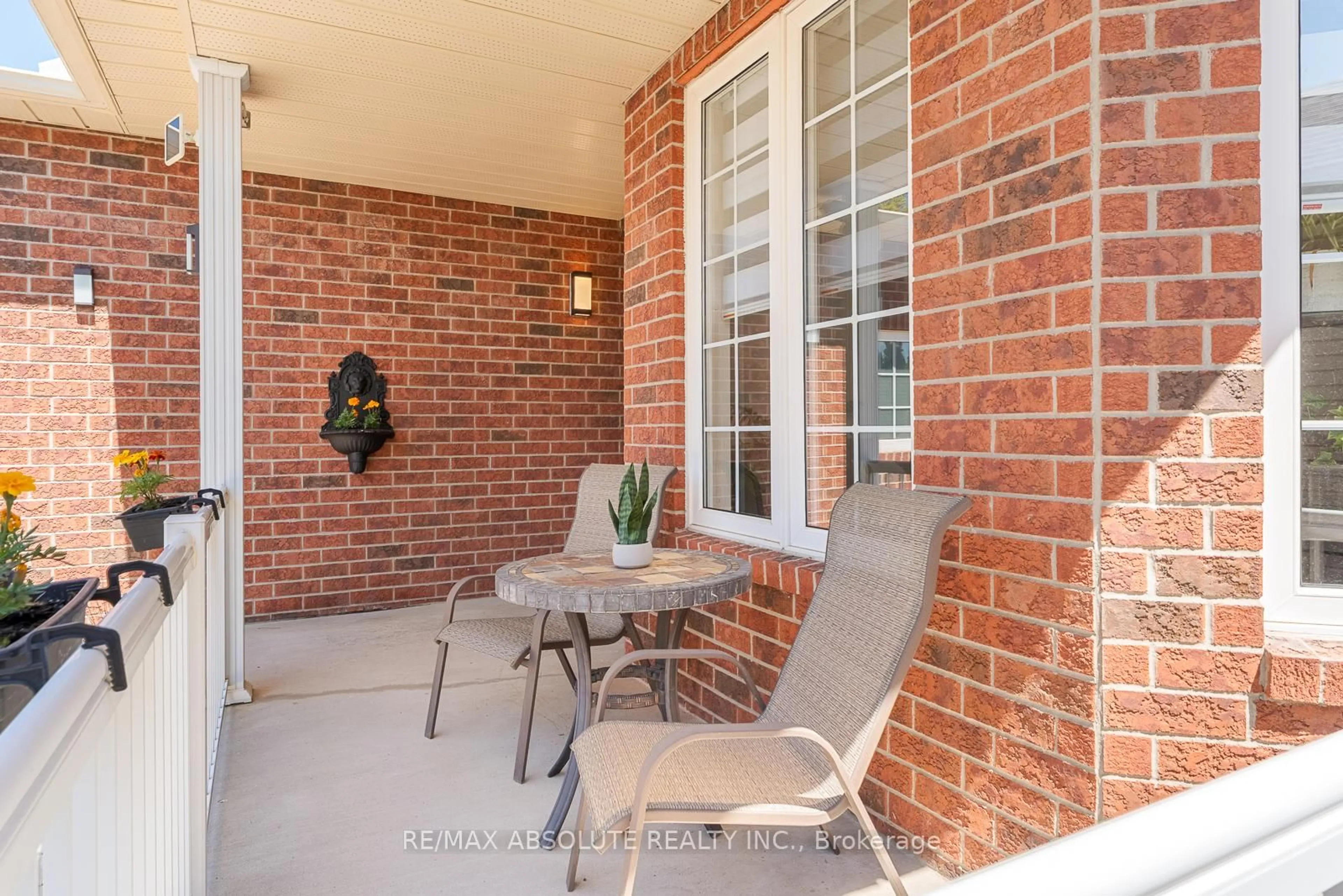 Patio, street for 98 Yoho Dr, Kanata Ontario K2M 2V3