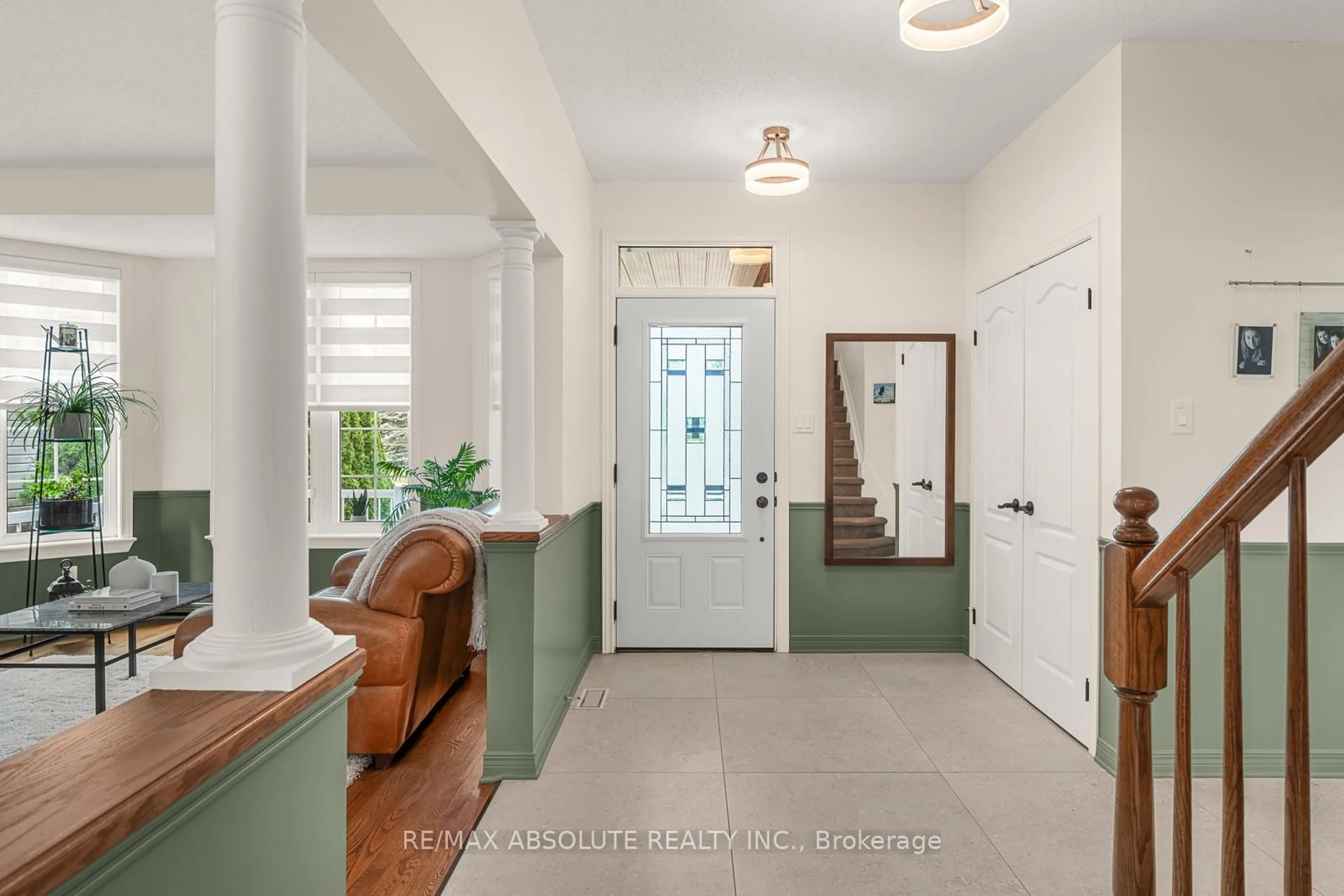 Indoor entryway for 98 Yoho Dr, Kanata Ontario K2M 2V3