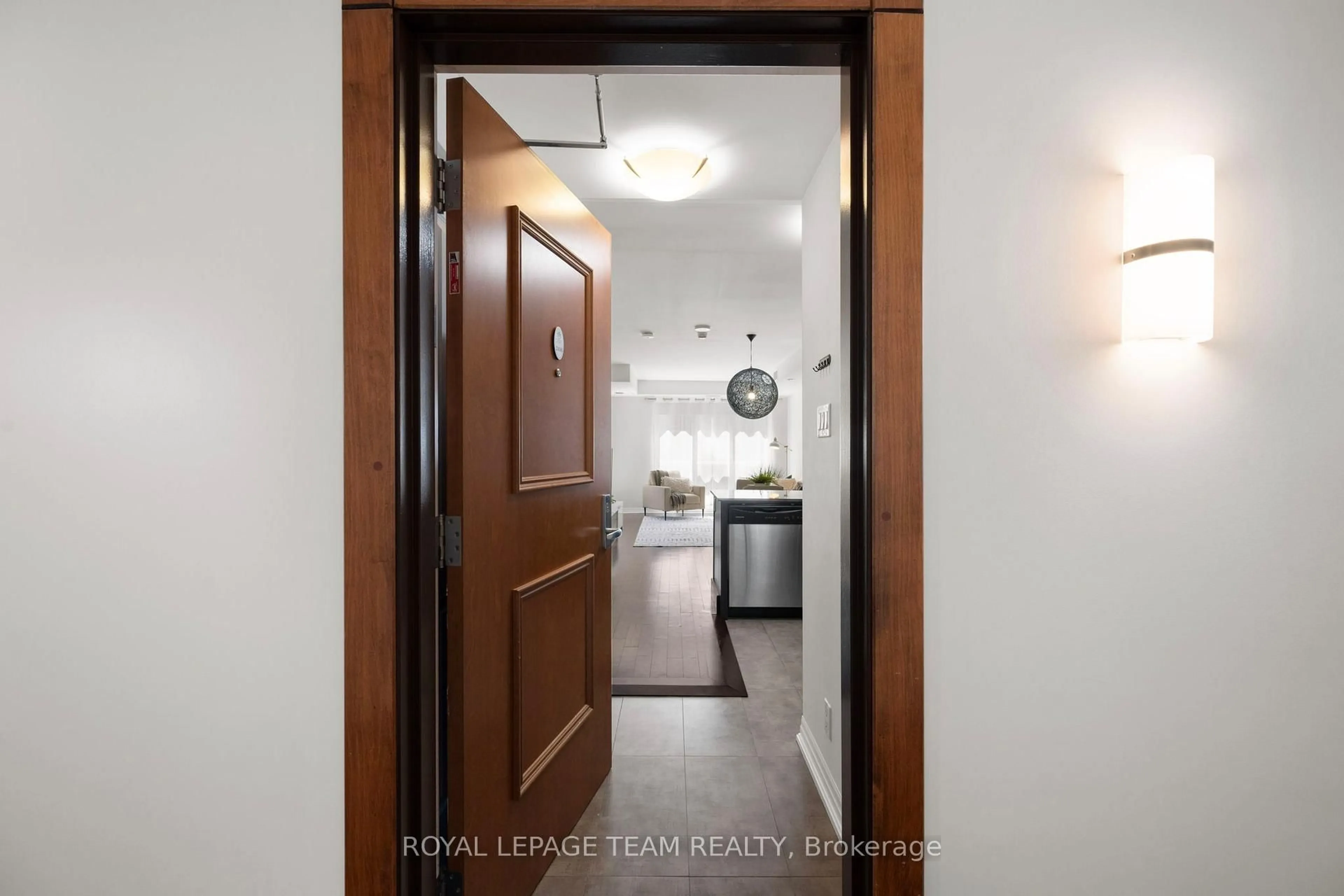 Indoor entryway for 242 Rideau St #2406, Ottawa Ontario K1N 0B7