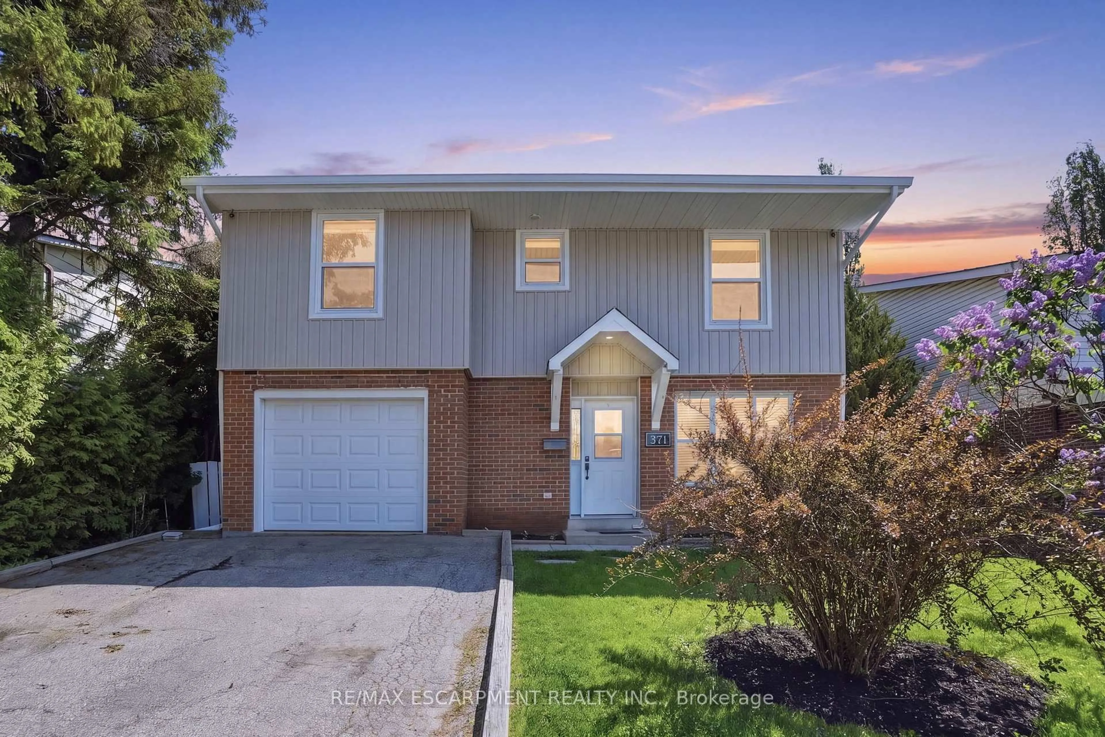 Home with vinyl exterior material, street for 371 Brantwood Park Rd, Brantford Ontario N3P 1G8