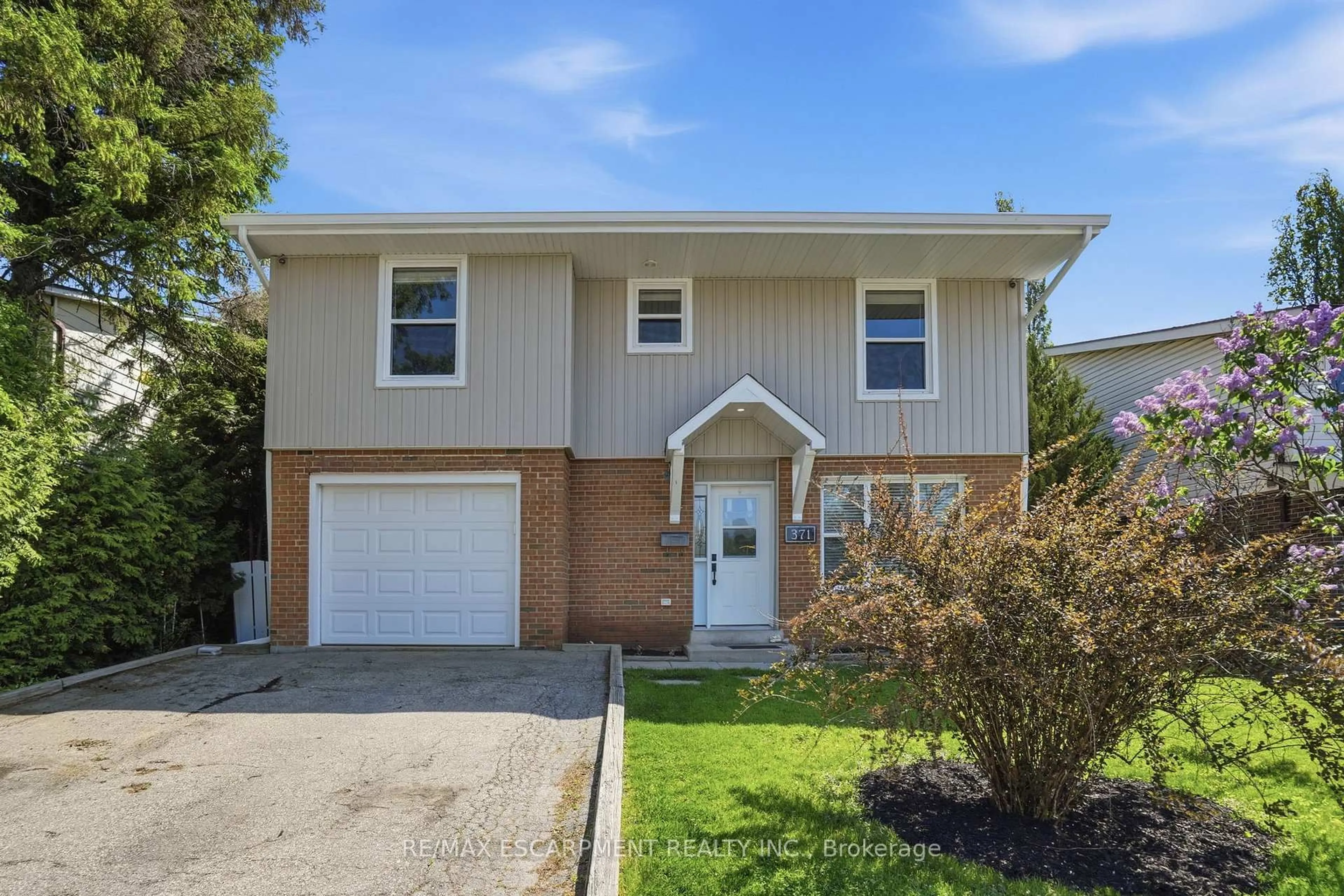 Home with vinyl exterior material, street for 371 Brantwood Park Rd, Brantford Ontario N3P 1G8