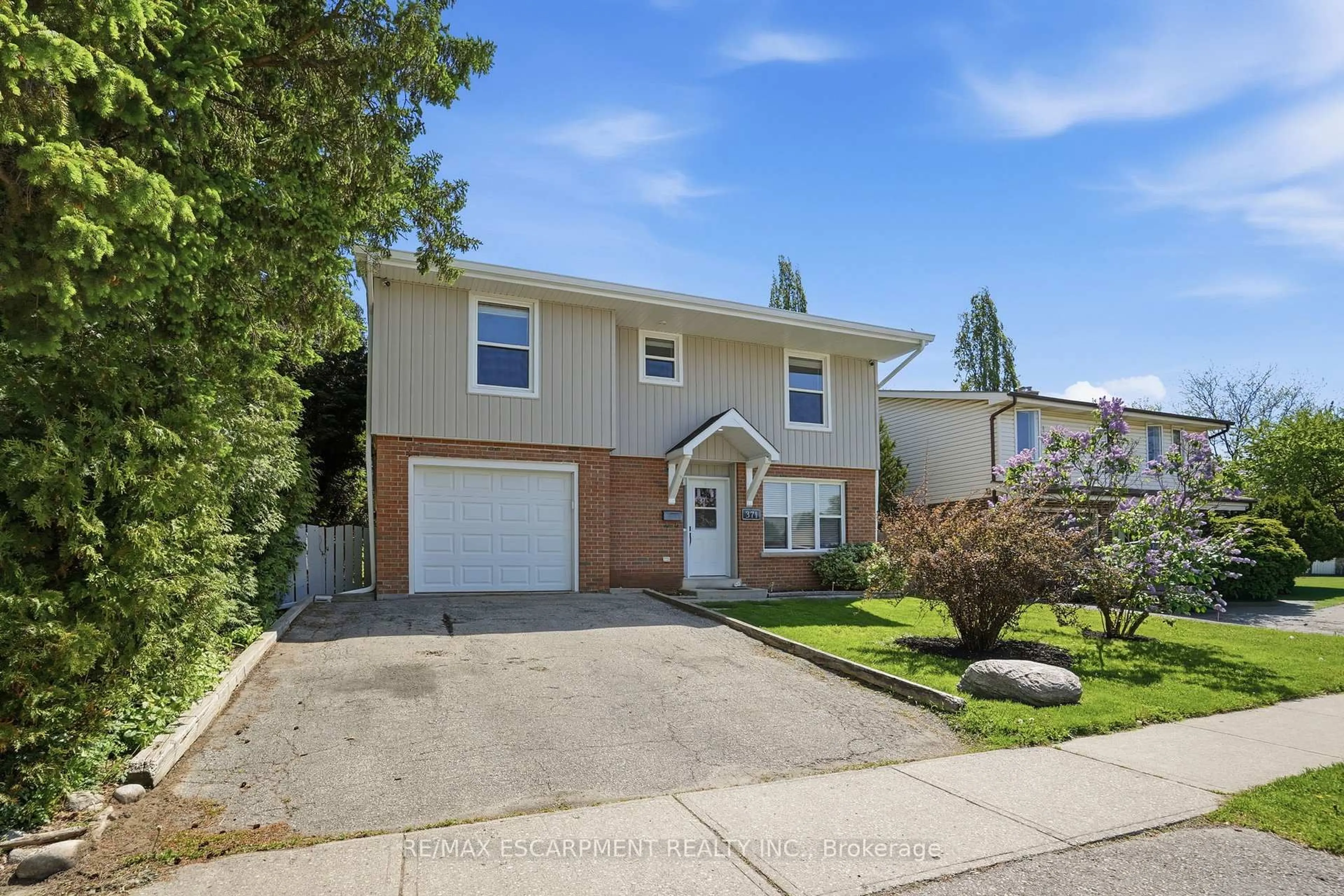 Home with vinyl exterior material, street for 371 Brantwood Park Rd, Brantford Ontario N3P 1G8