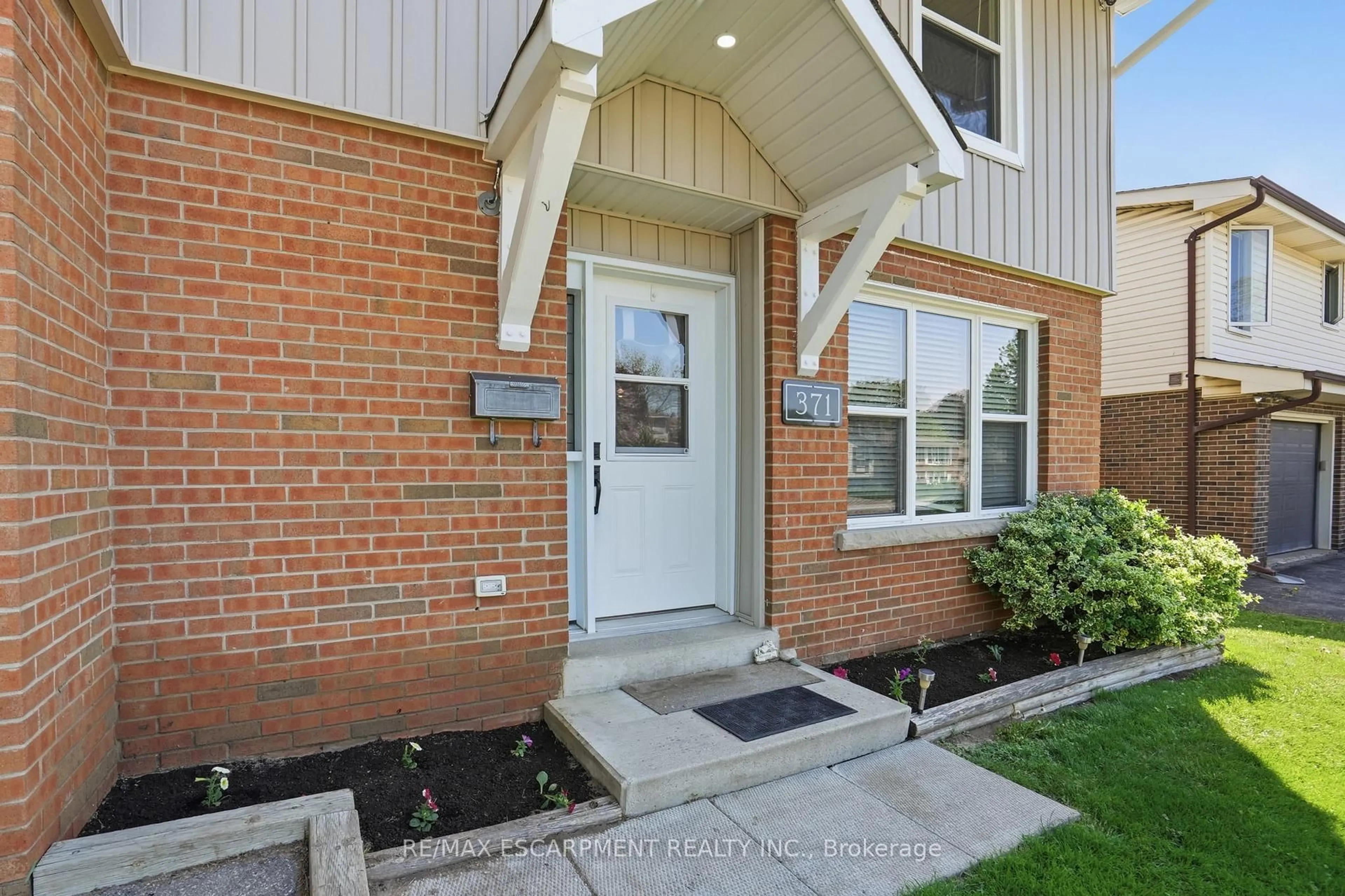 Indoor entryway for 371 Brantwood Park Rd, Brantford Ontario N3P 1G8