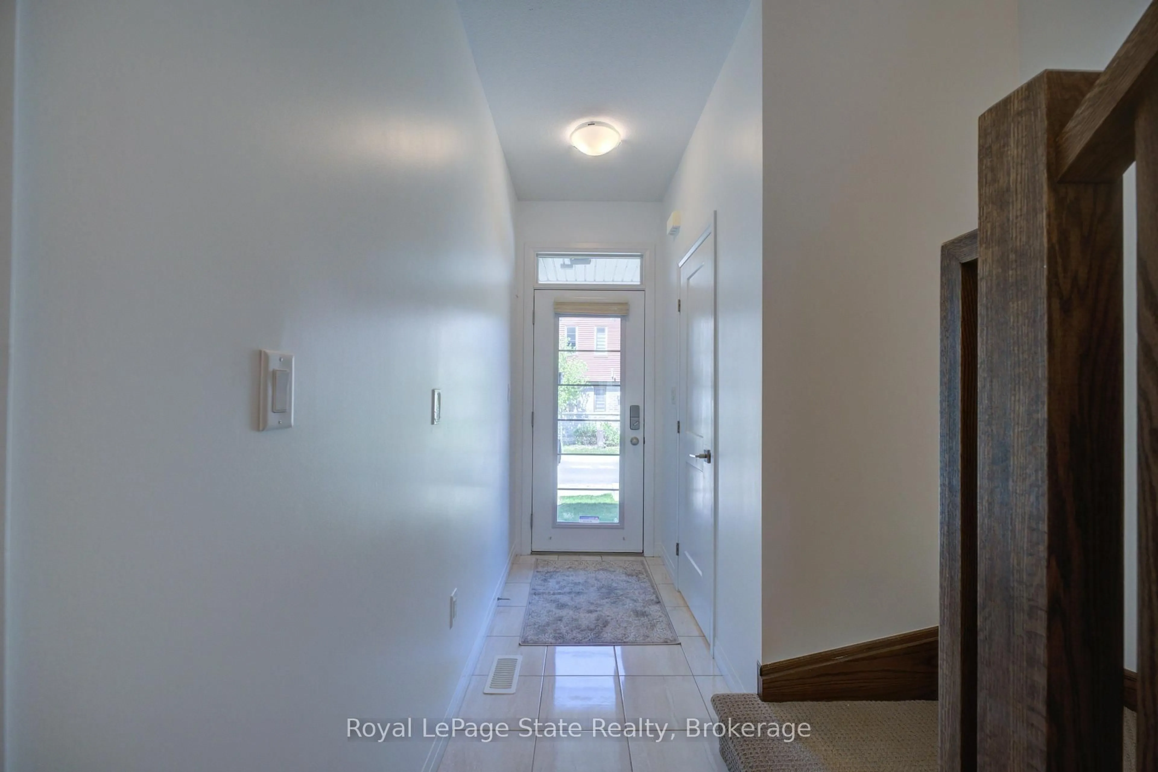 Indoor entryway for 30 Times Square Blvd #23, Hamilton Ontario L8J 0L8
