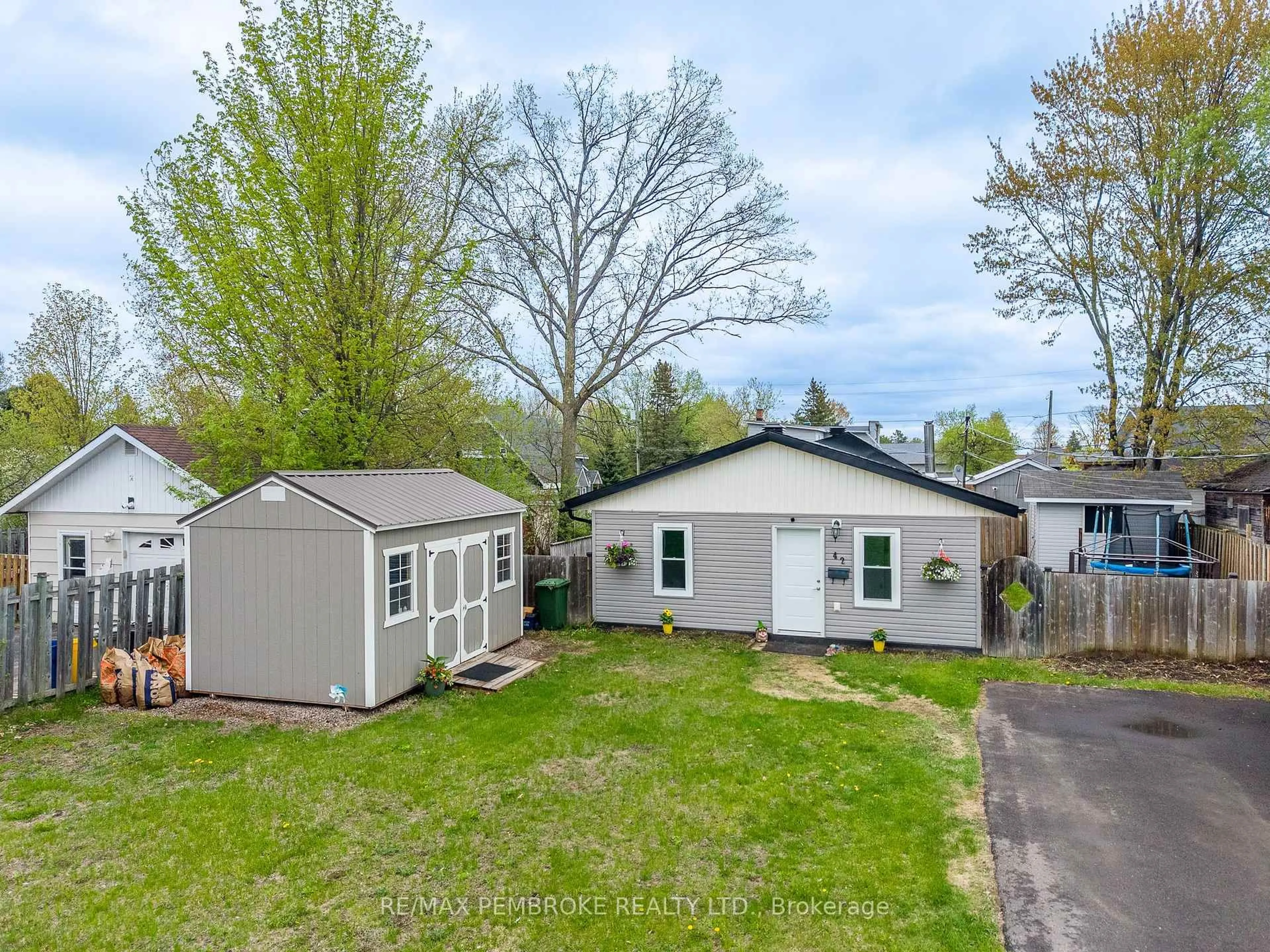 A pic from outside/outdoor area/front of a property/back of a property/a pic from drone, street for 42 SELKIRK St, Petawawa Ontario K8H 1P2