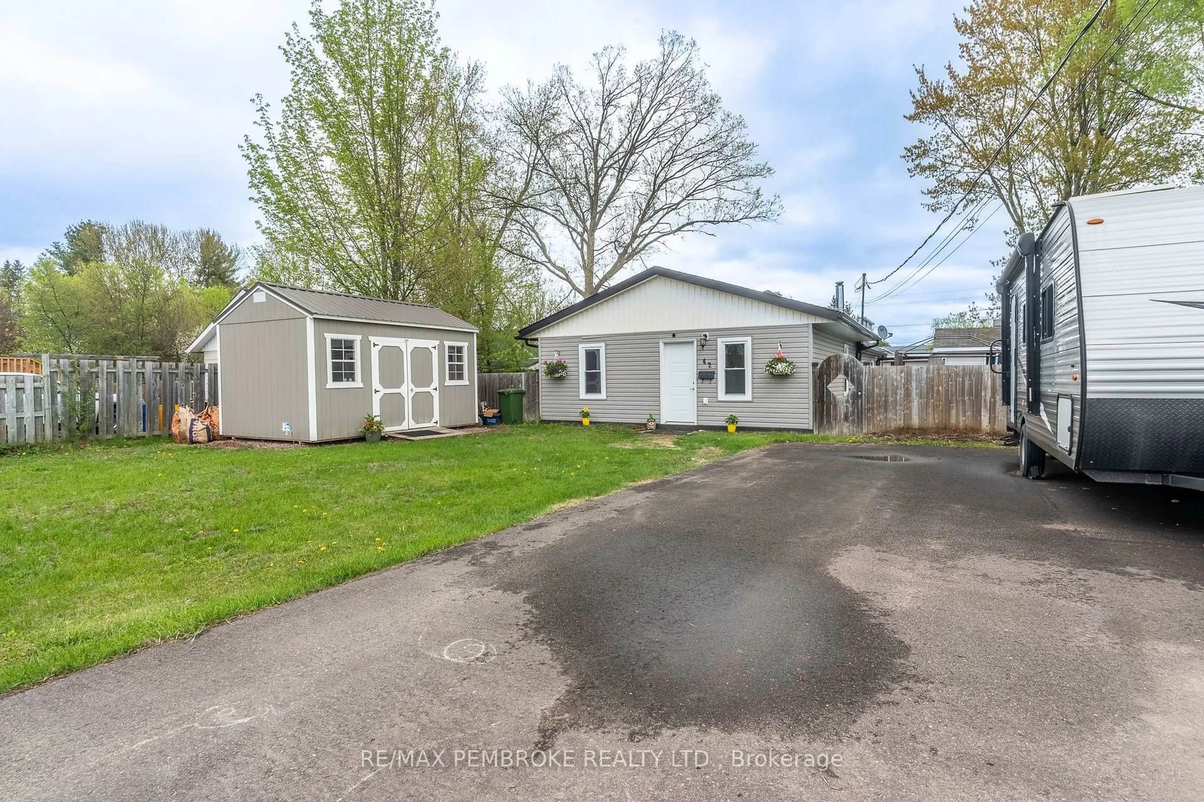 A pic from outside/outdoor area/front of a property/back of a property/a pic from drone, street for 42 SELKIRK St, Petawawa Ontario K8H 1P2