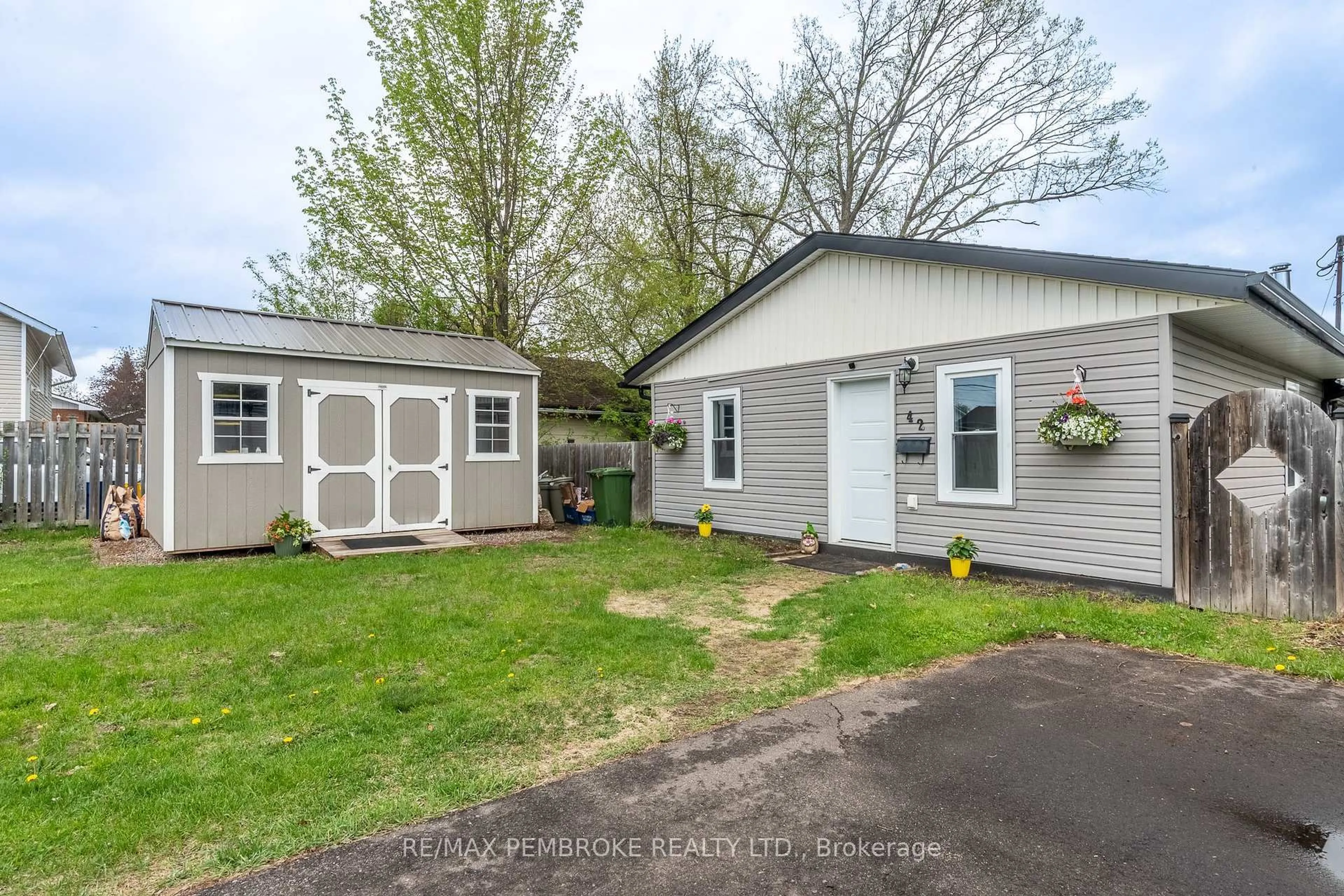 Shed for 42 SELKIRK St, Petawawa Ontario K8H 1P2