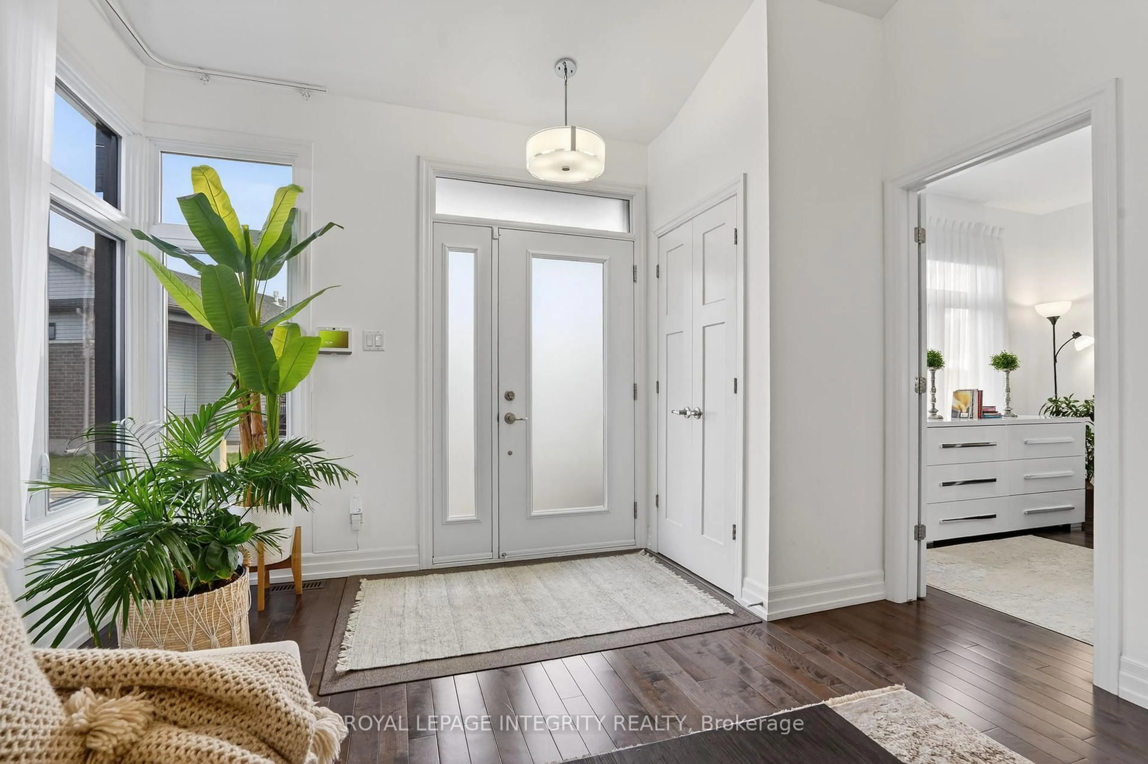 Indoor entryway for 53 Solara Private, Clarence-Rockland Ontario K4K 0K9