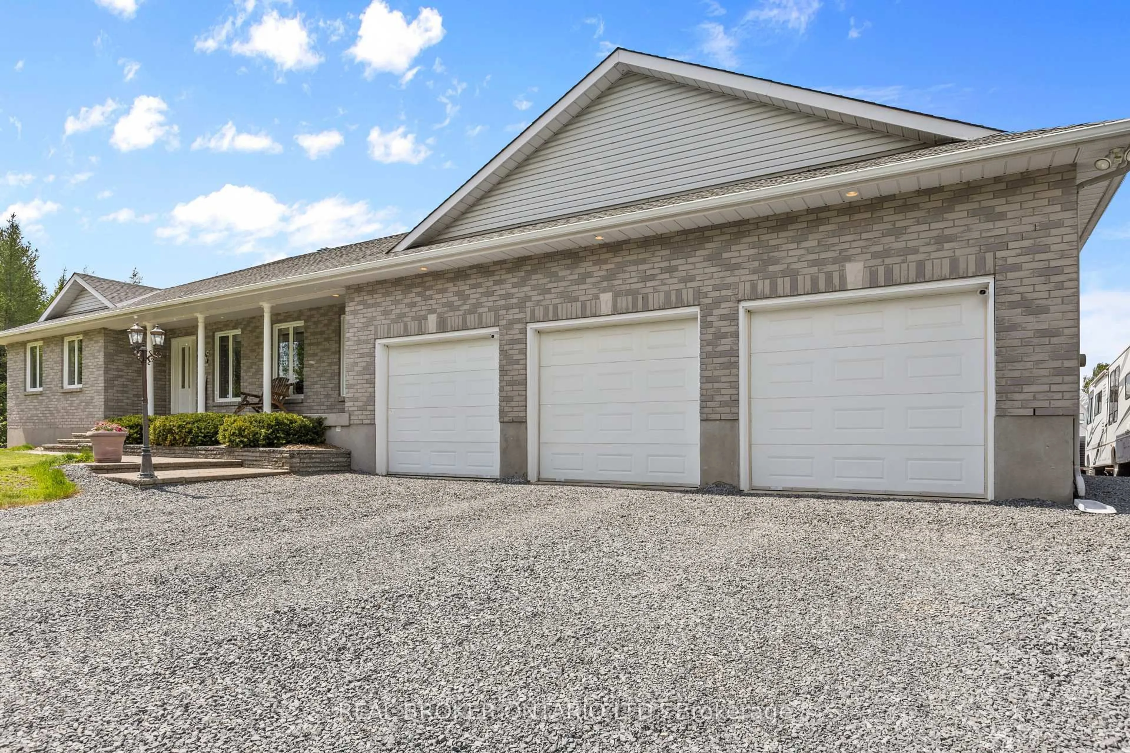 Home with vinyl exterior material, street for 6451 Ottawa St, Richmond Ontario K0A 2Z0