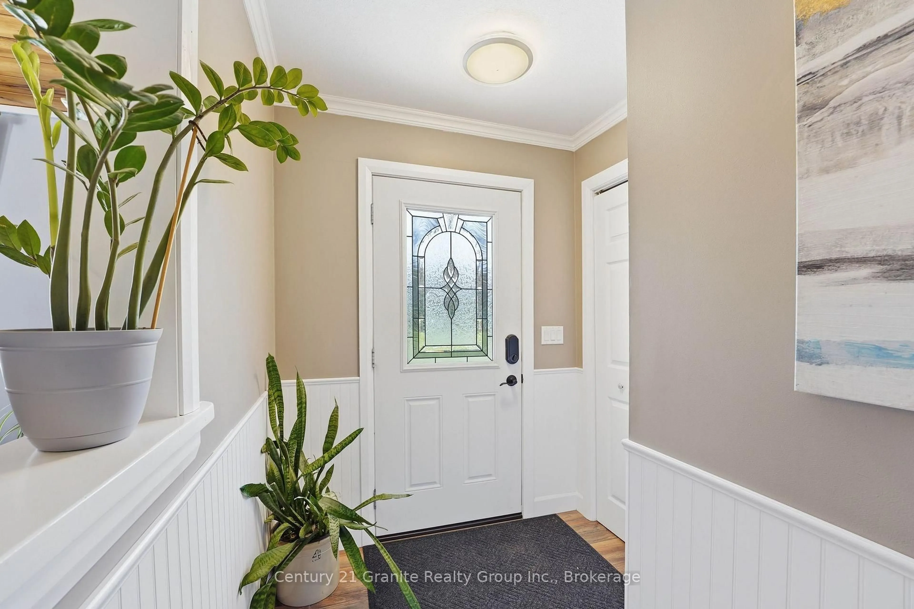 Indoor entryway for 1373 Eagle Lake Rd, Dysart et al Ontario K0M 1S0