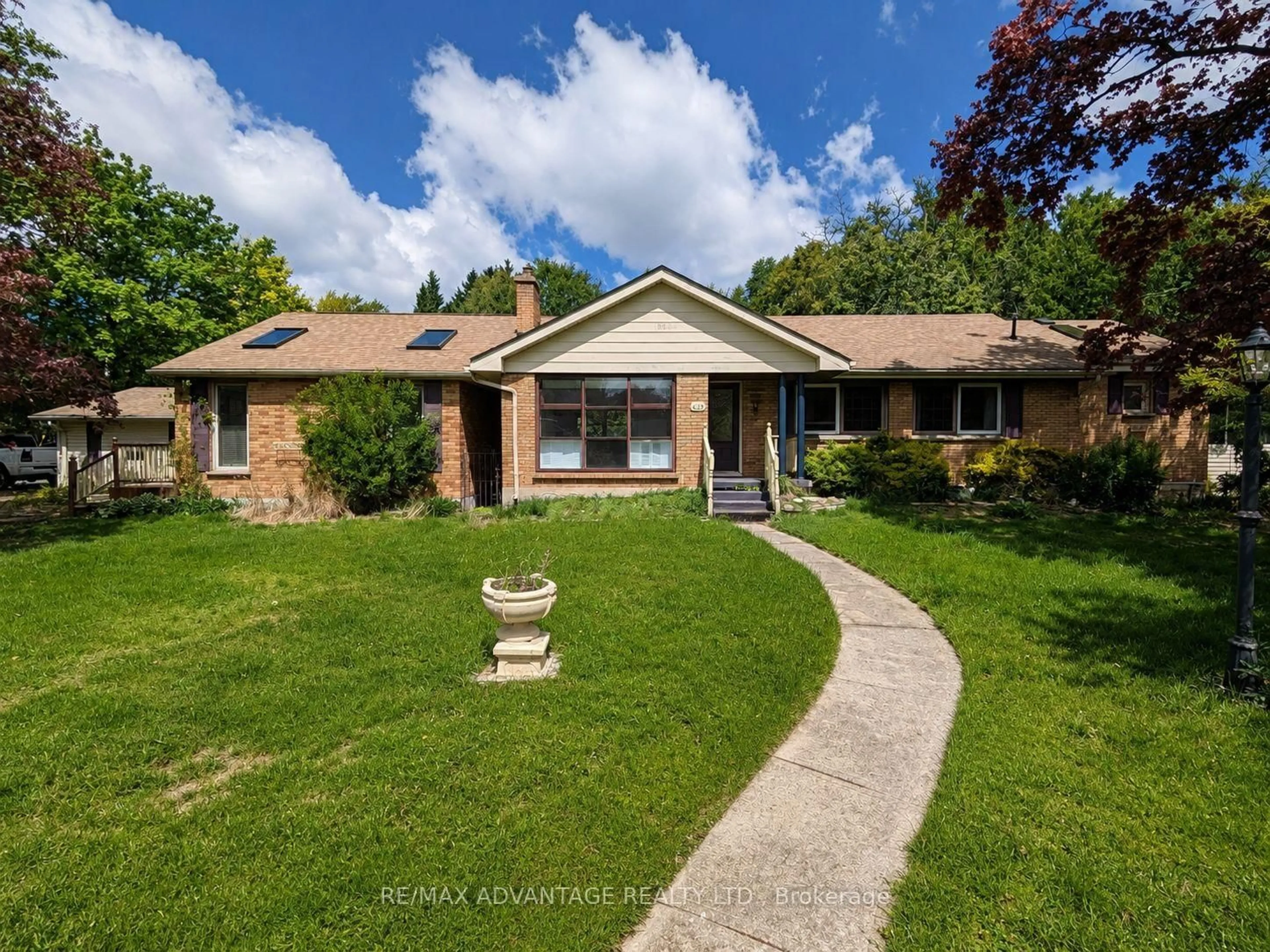 A pic from outside/outdoor area/front of a property/back of a property/a pic from drone, street for 439 Coombs Ave, London North Ontario N6G 1J6
