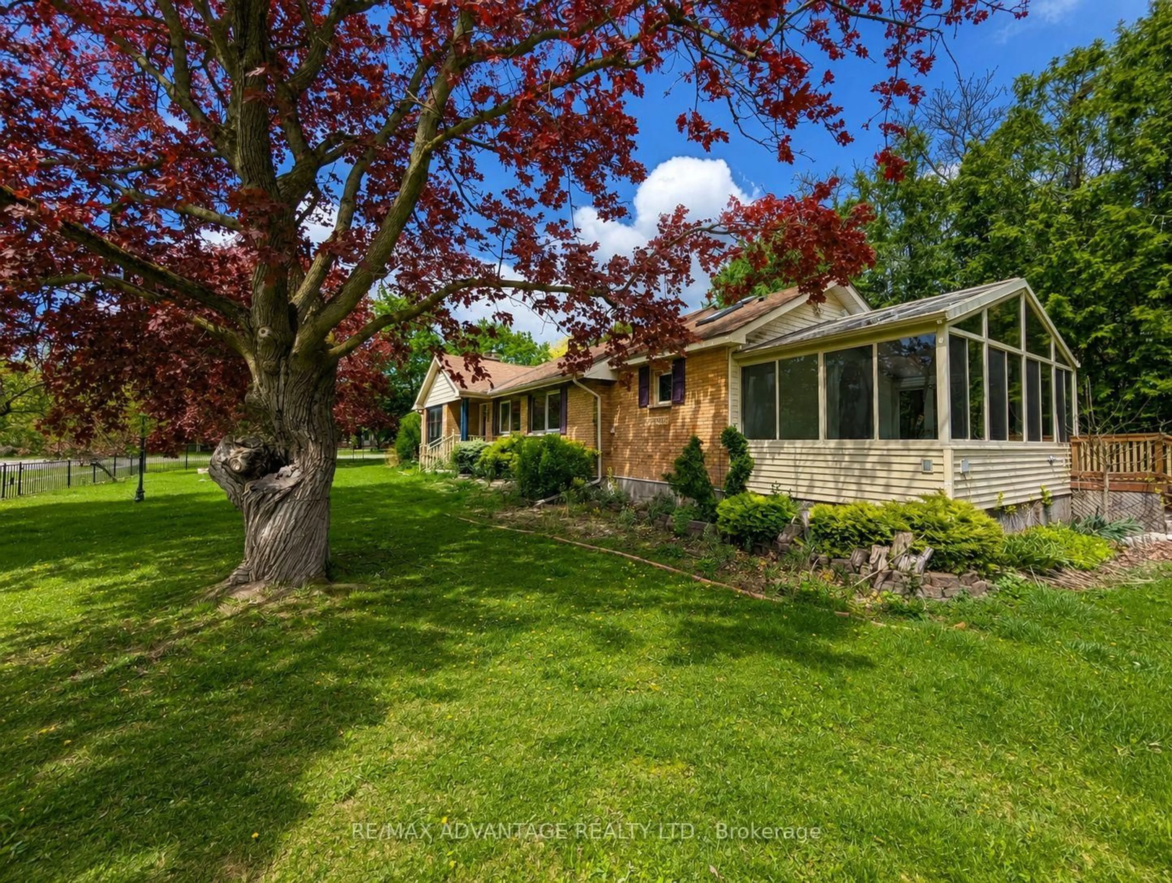 A pic from outside/outdoor area/front of a property/back of a property/a pic from drone, unknown for 439 Coombs Ave, London North Ontario N6G 1J6