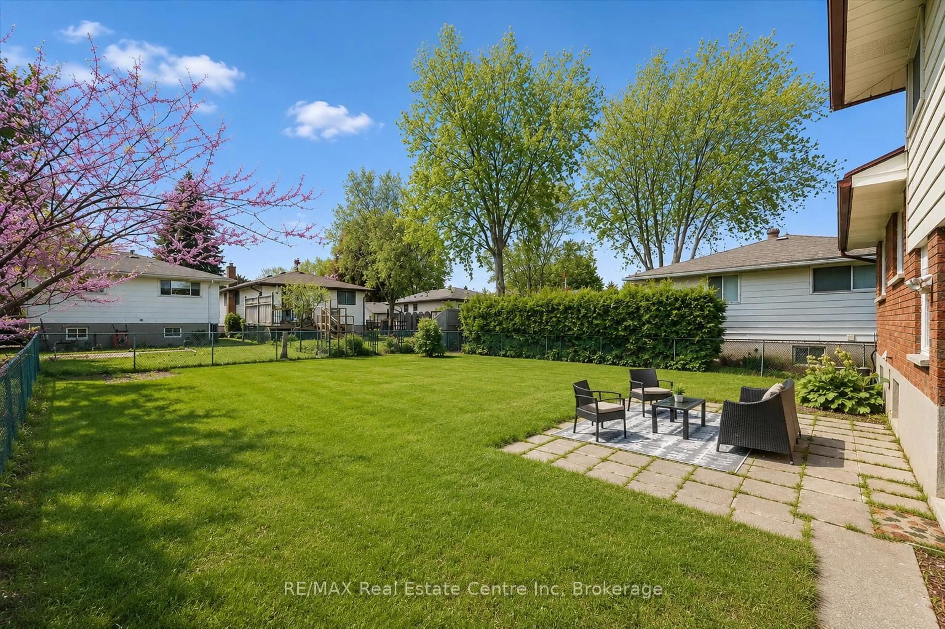 A pic from outside/outdoor area/front of a property/back of a property/a pic from drone, street for 17 Glenda Crt, Guelph Ontario N1H 6V6