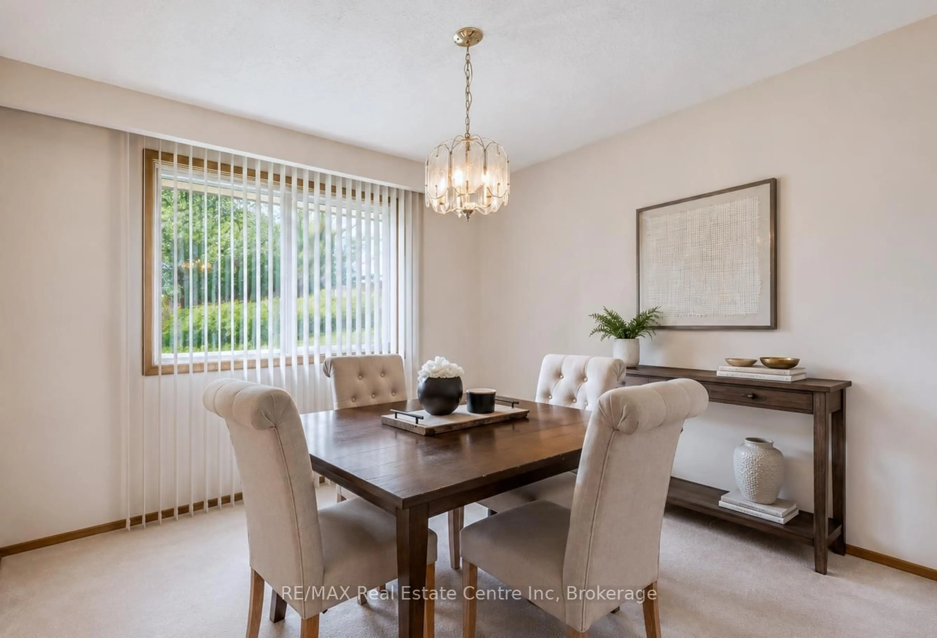 Dining room, unknown for 17 Glenda Crt, Guelph Ontario N1H 6V6