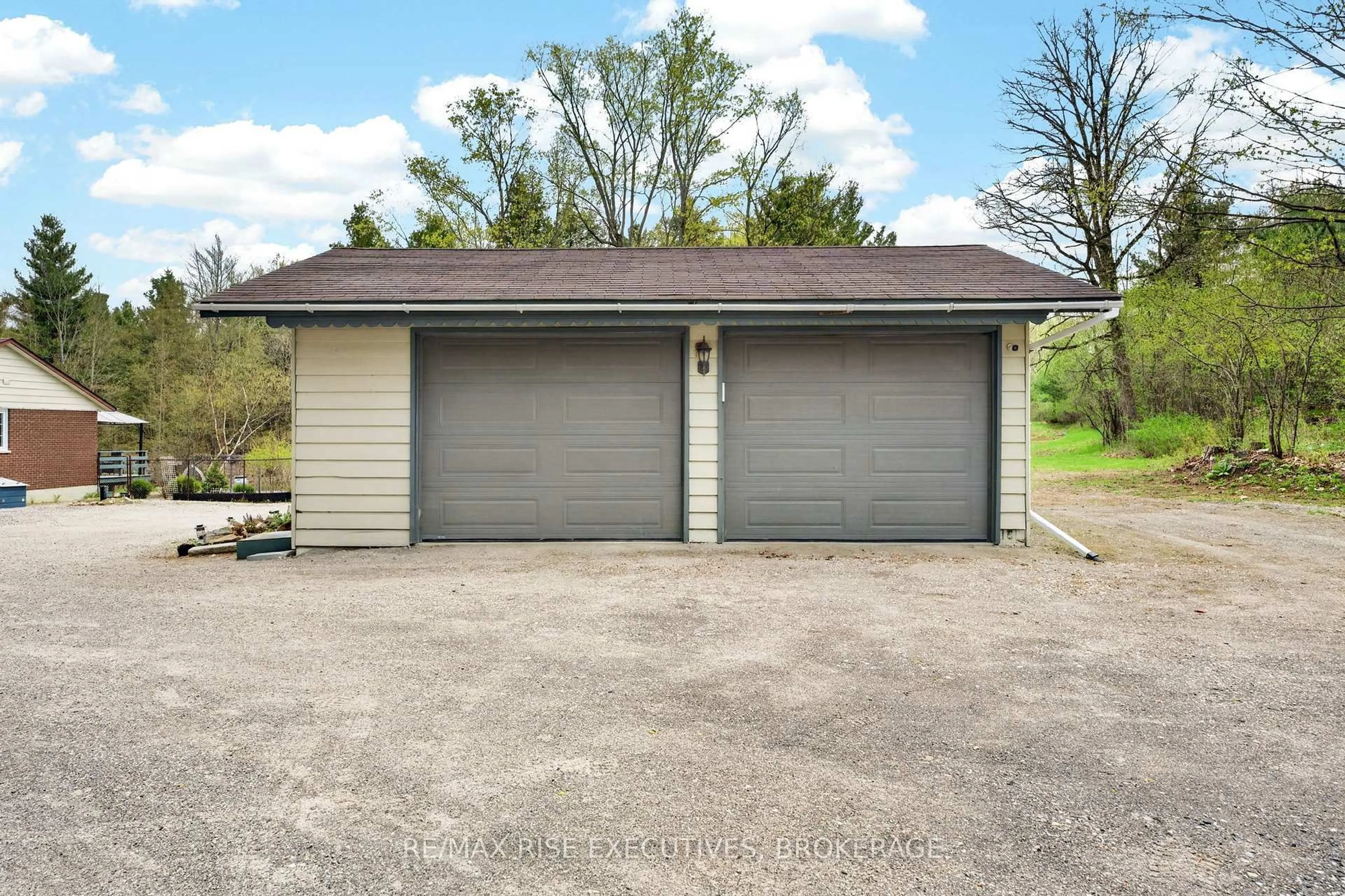 Indoor garage for 2405 Rideau Ferry Rd, Perth Ontario K7H 3C7