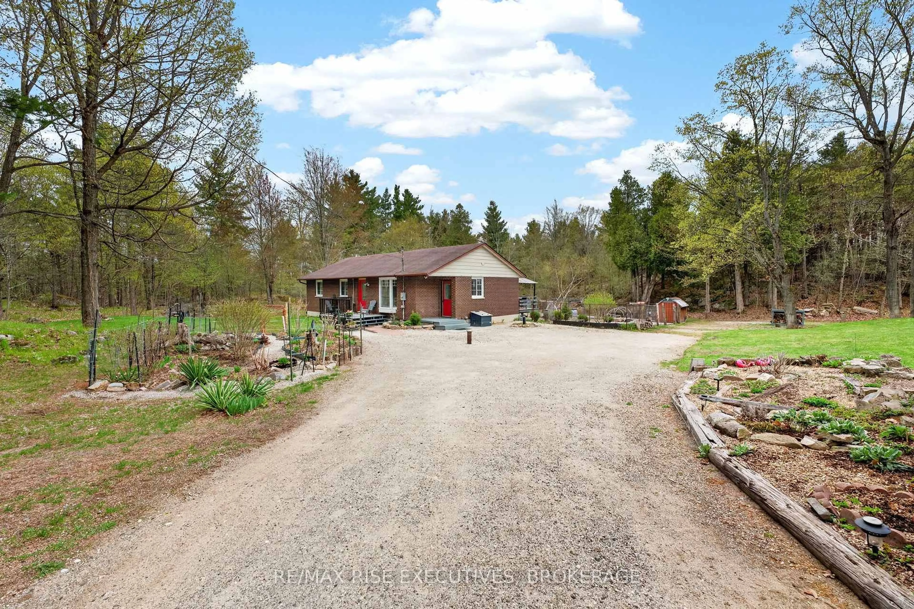 A pic from outside/outdoor area/front of a property/back of a property/a pic from drone, unknown for 2405 Rideau Ferry Rd, Perth Ontario K7H 3C7