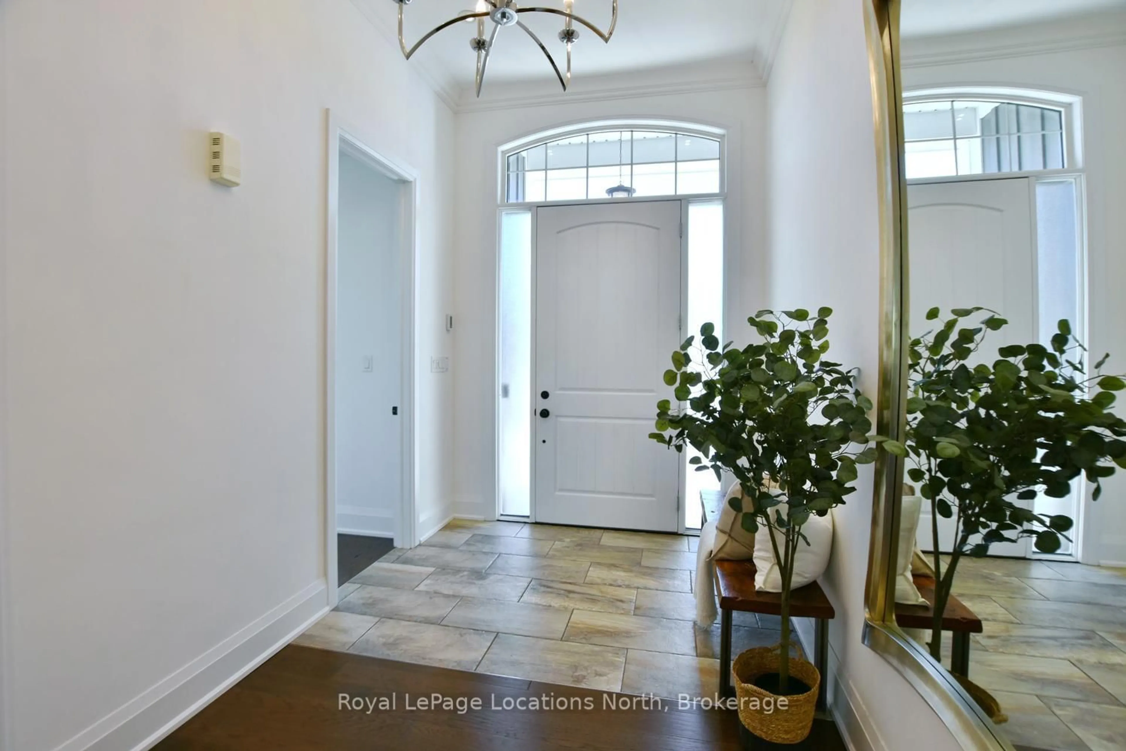 Indoor entryway for 123 Crestview Crt, Blue Mountains Ontario L9Y 0Z4