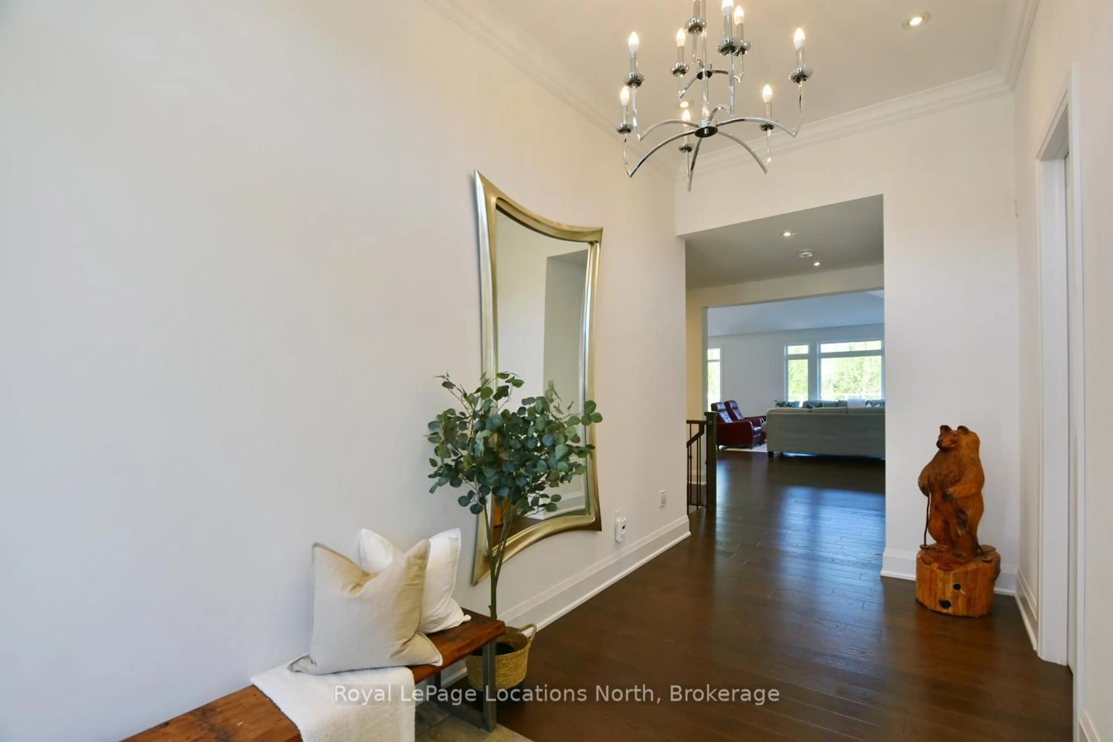 Indoor foyer for 123 Crestview Crt, Blue Mountains Ontario L9Y 0Z4