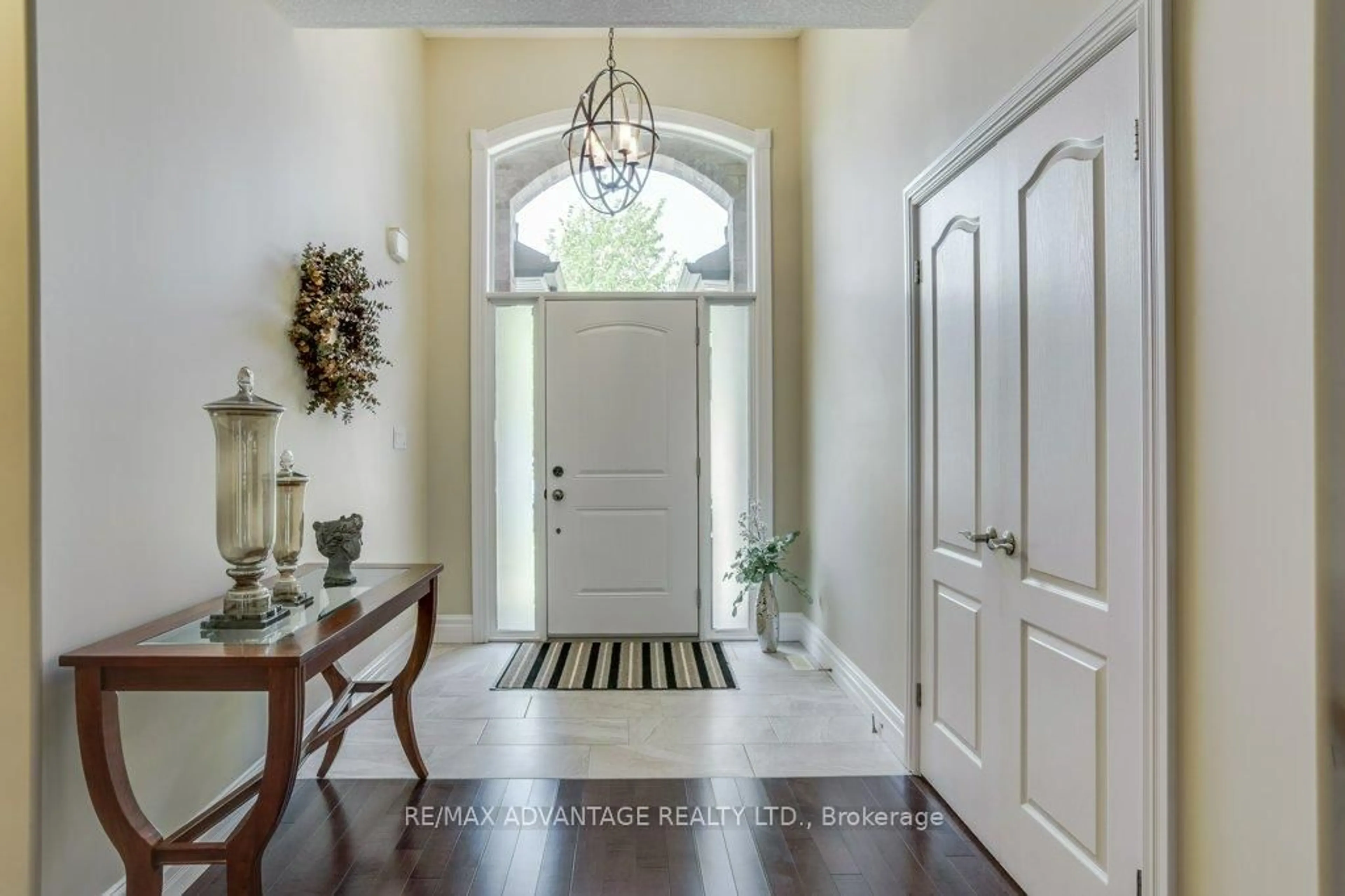 Indoor entryway for 982 Medway Park Dr, London North Ontario N6G 0K7