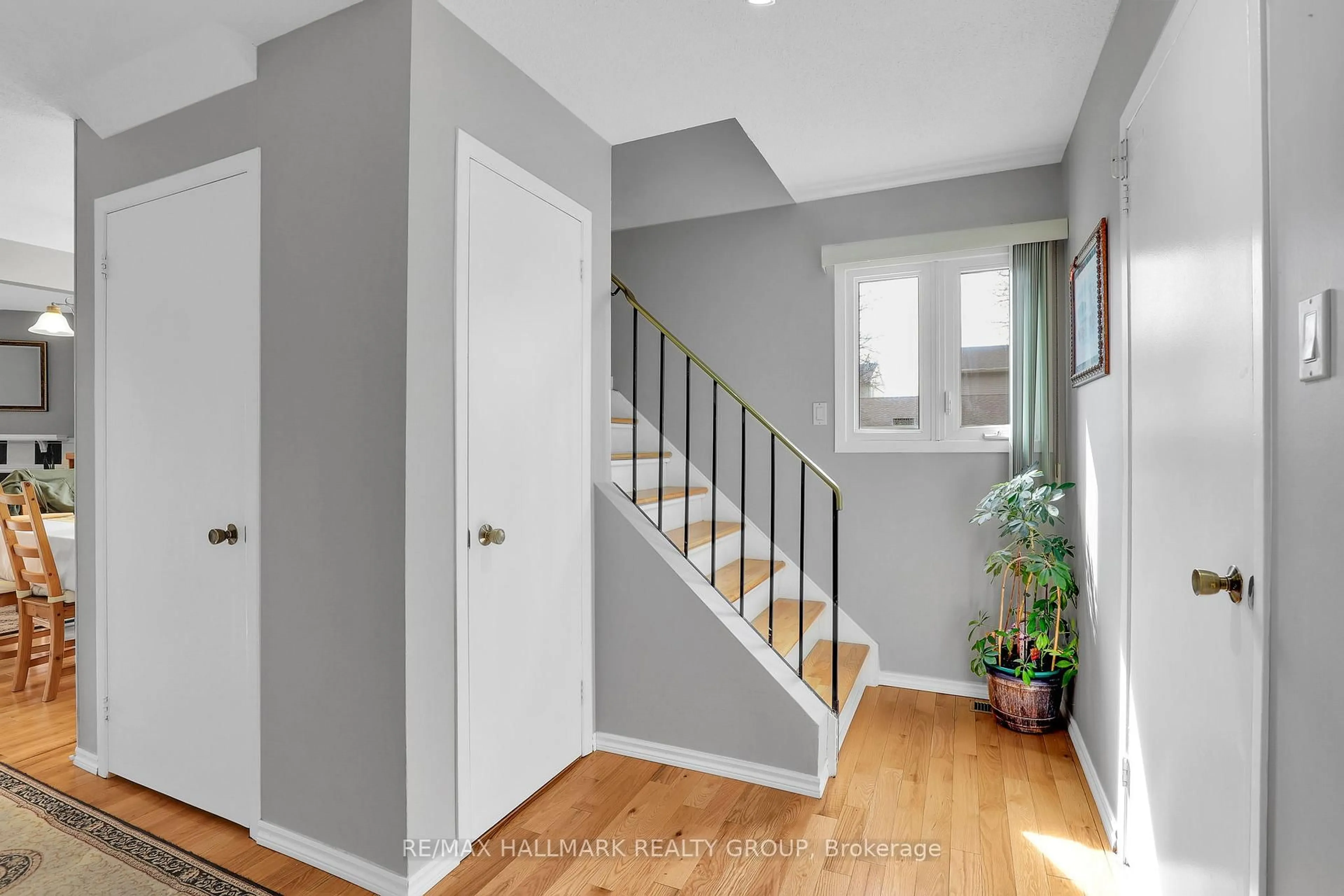 Indoor entryway for 730 Malibu Terr, Ottawa Ontario K2C 3V1