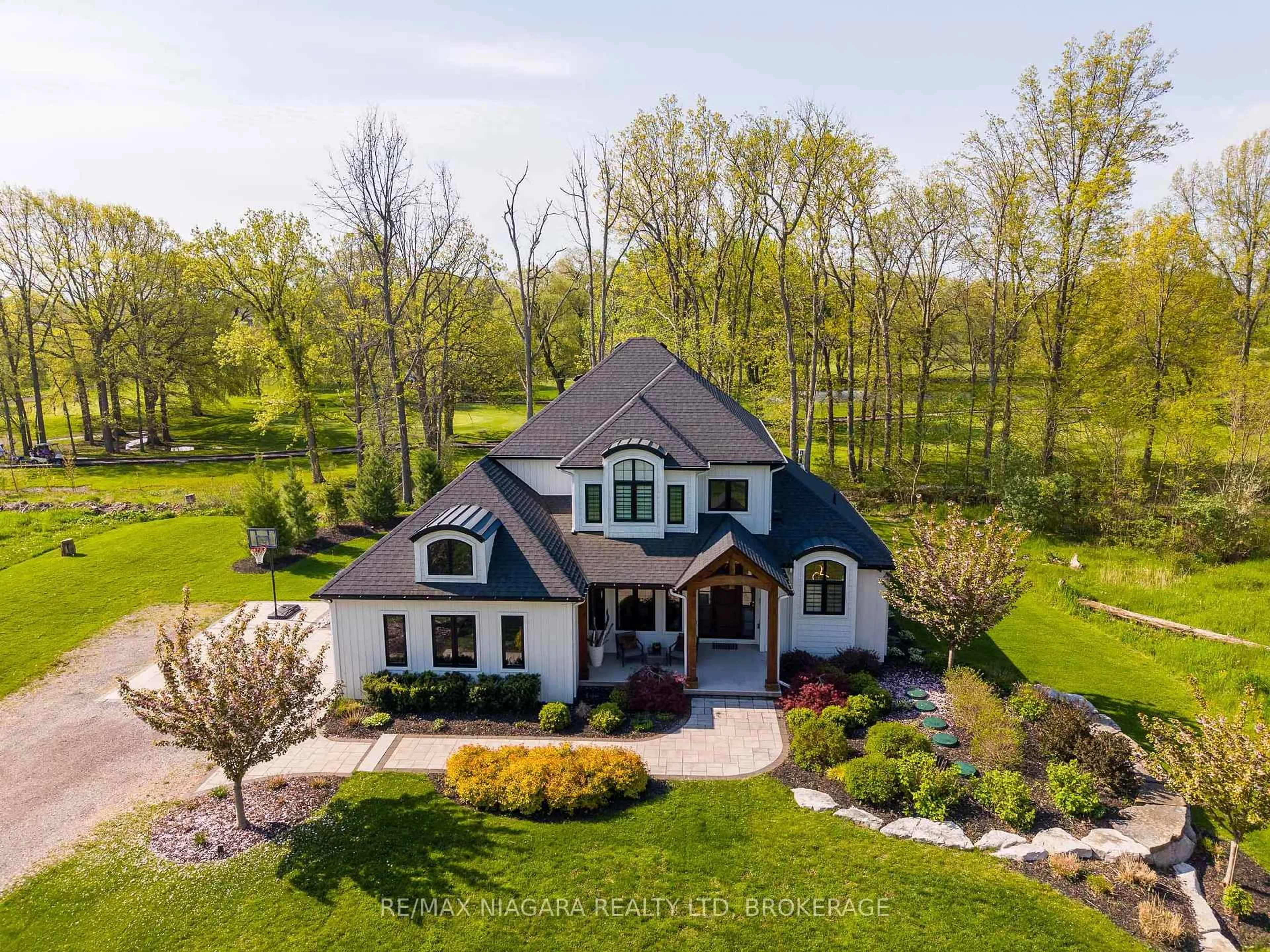 A pic from outside/outdoor area/front of a property/back of a property/a pic from drone, water/lake/river/ocean view for 1595 Bertie St, Fort Erie Ontario L2A 5M4