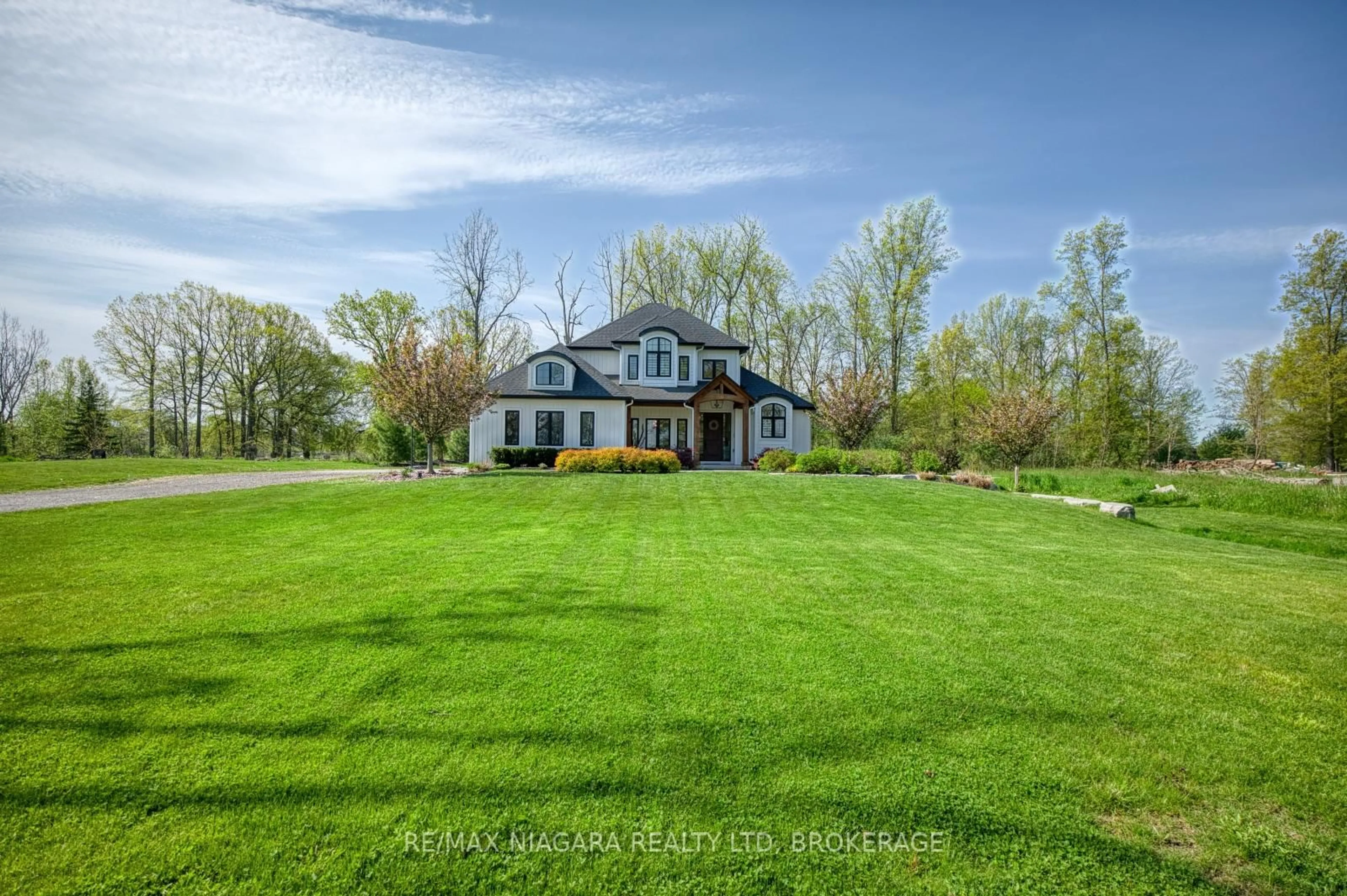 A pic from outside/outdoor area/front of a property/back of a property/a pic from drone, water/lake/river/ocean view for 1595 Bertie St, Fort Erie Ontario L2A 5M4