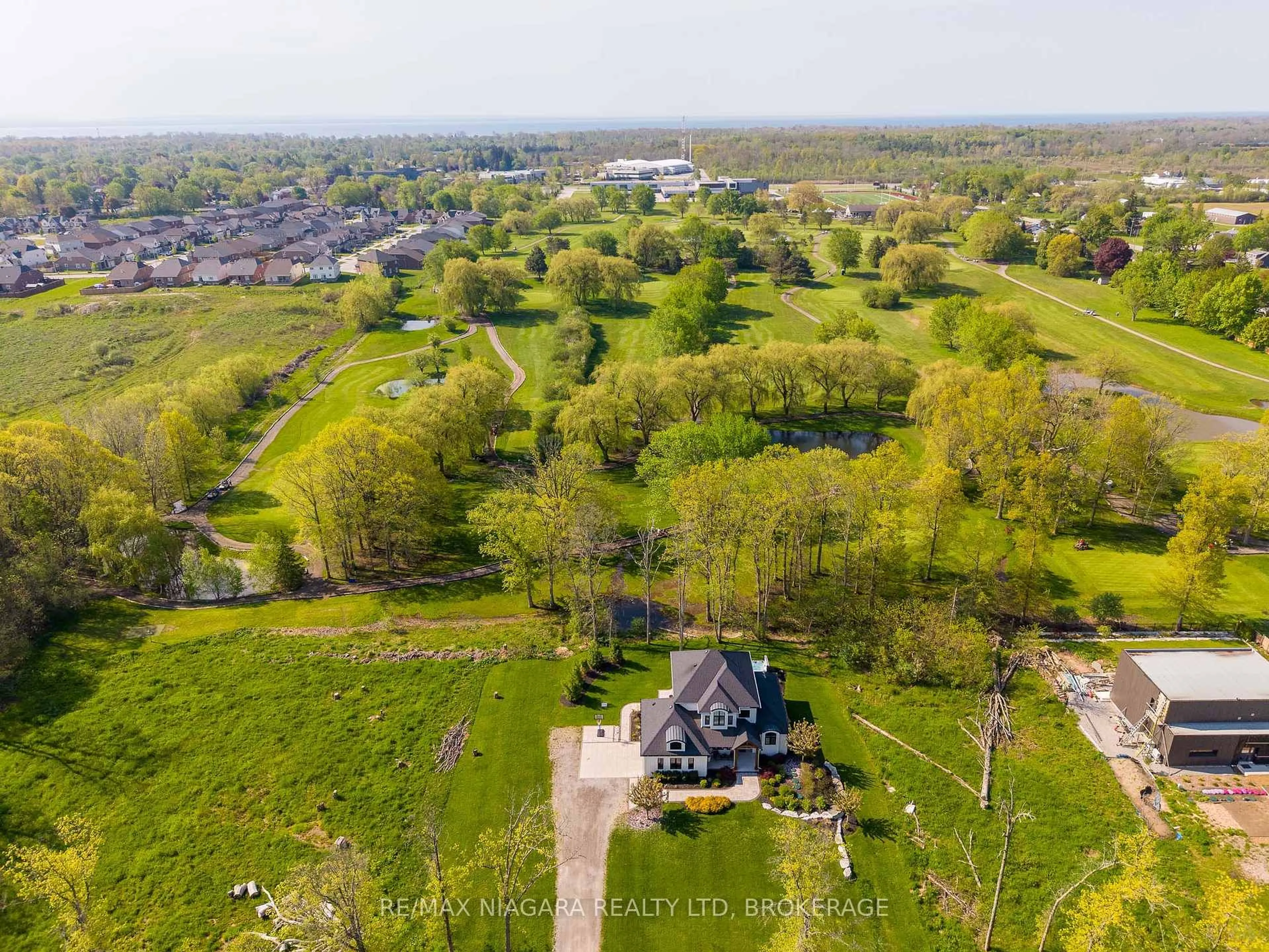 A pic from outside/outdoor area/front of a property/back of a property/a pic from drone, unknown for 1595 Bertie St, Fort Erie Ontario L2A 5M4