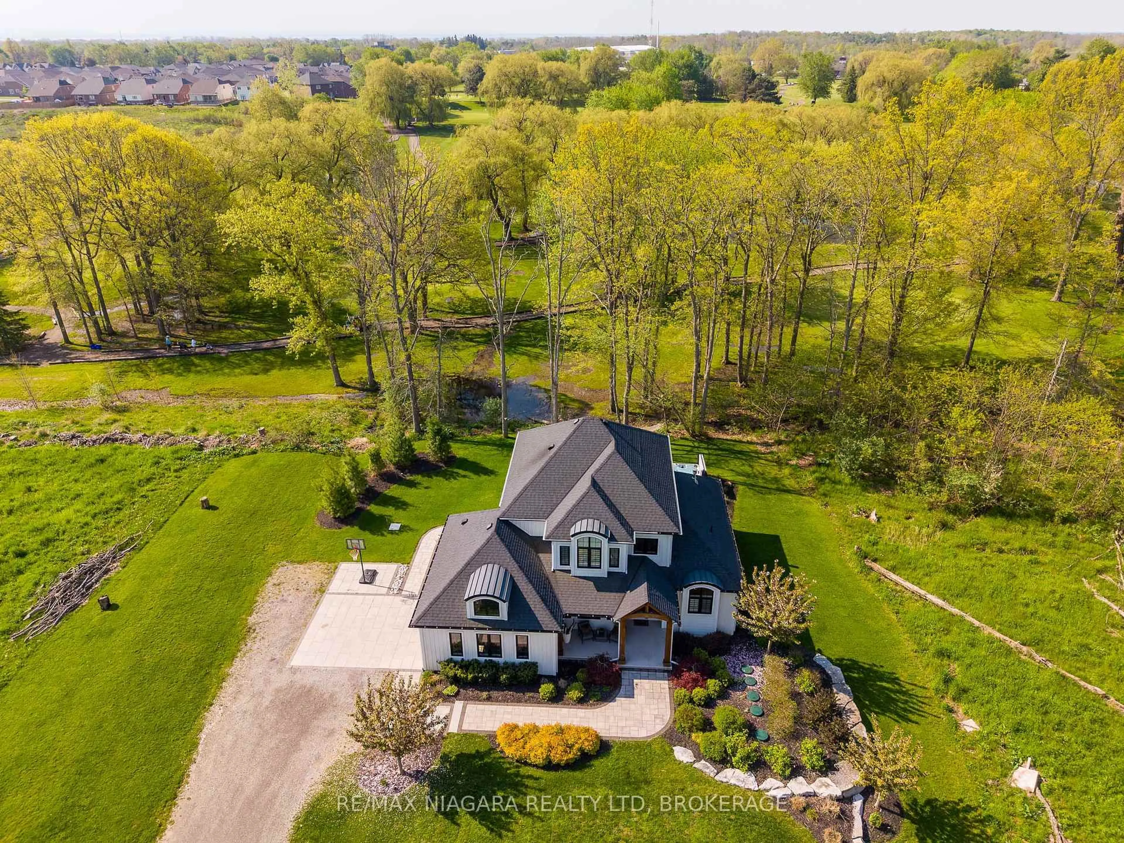 A pic from outside/outdoor area/front of a property/back of a property/a pic from drone, unknown for 1595 Bertie St, Fort Erie Ontario L2A 5M4