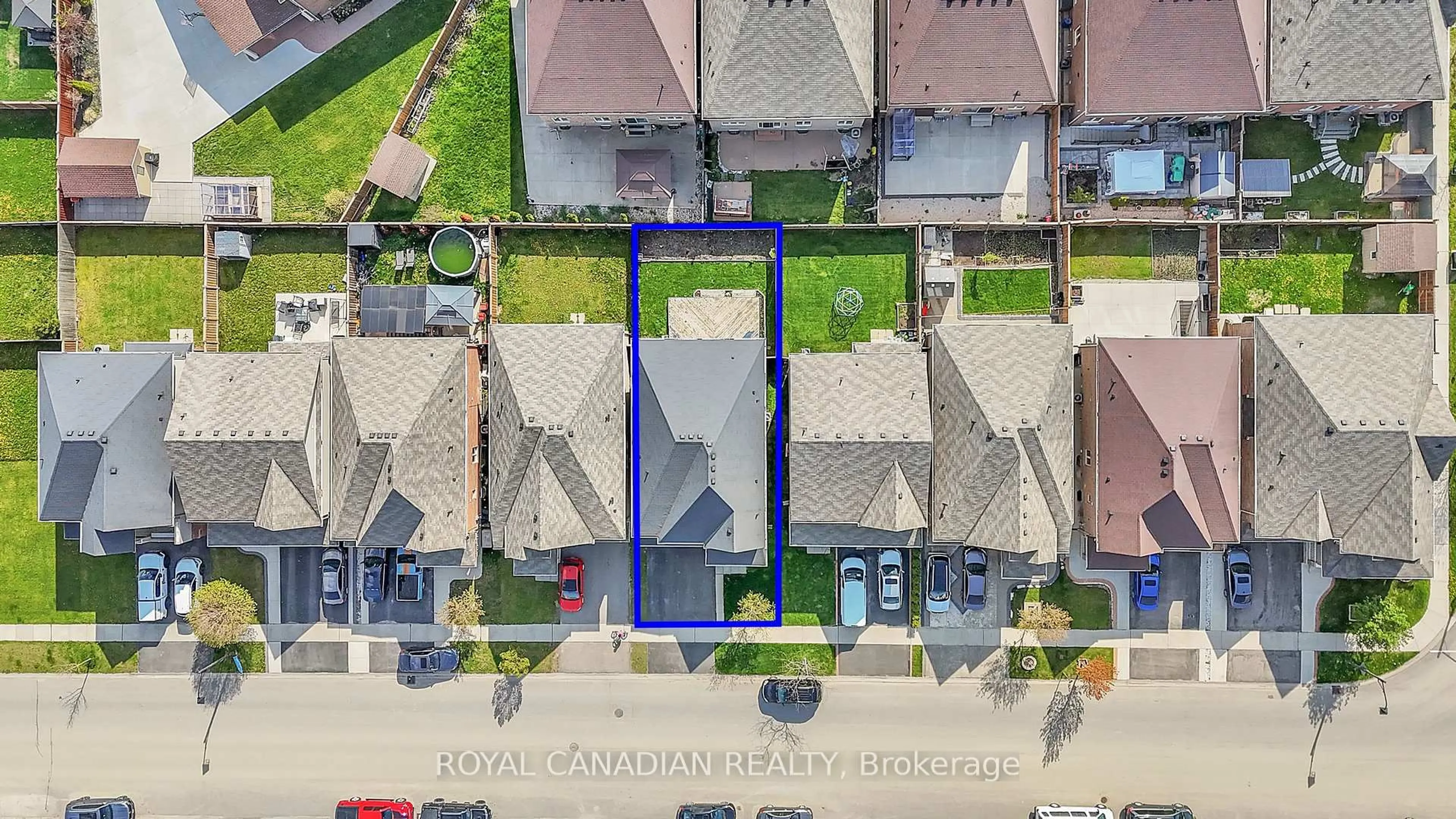 A pic from outside/outdoor area/front of a property/back of a property/a pic from drone, street for 28 Cheevers Rd, Brantford Ontario N3T 0K4