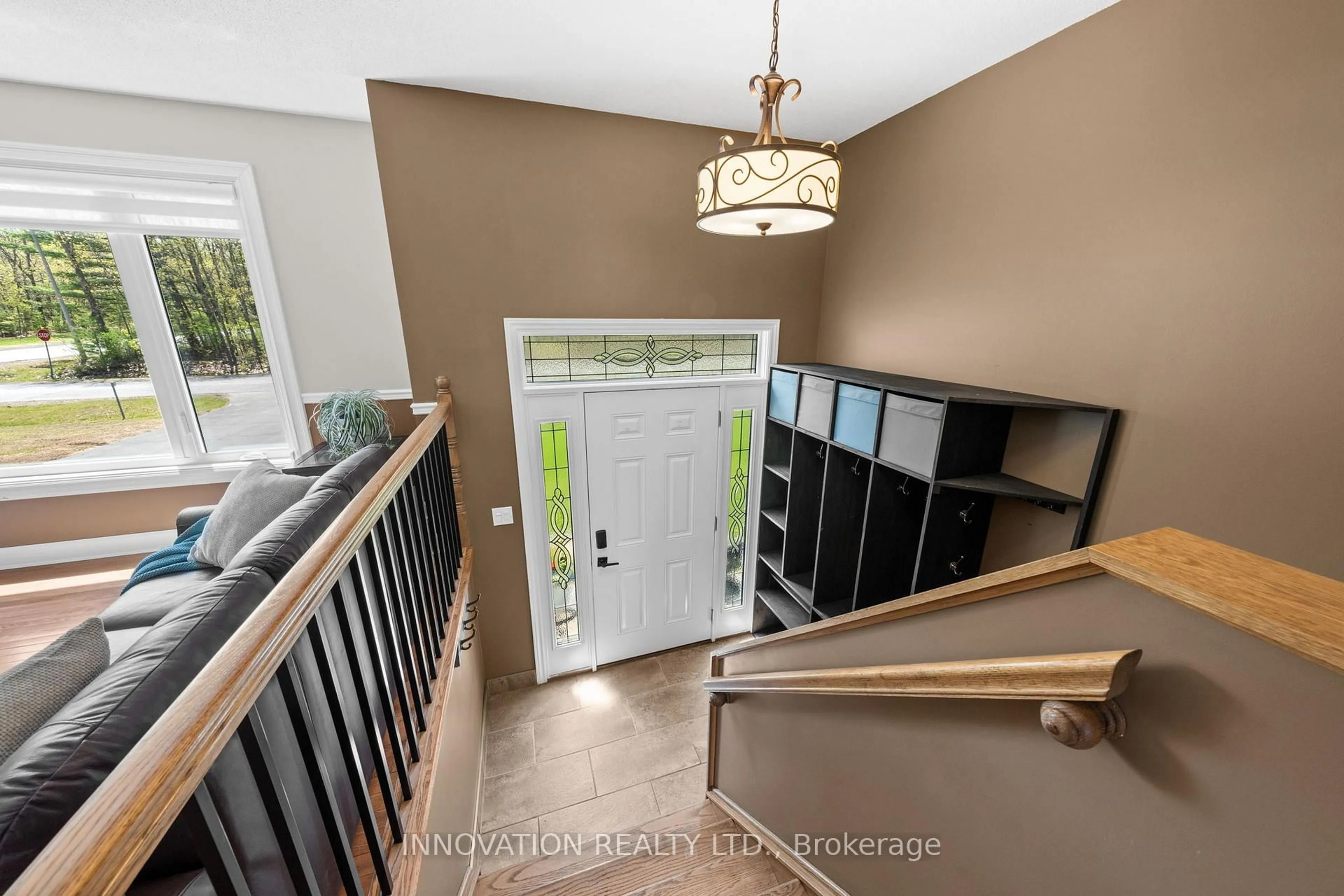 Indoor entryway for 102 Fireside Dr, Ottawa Ontario K0A 3M0