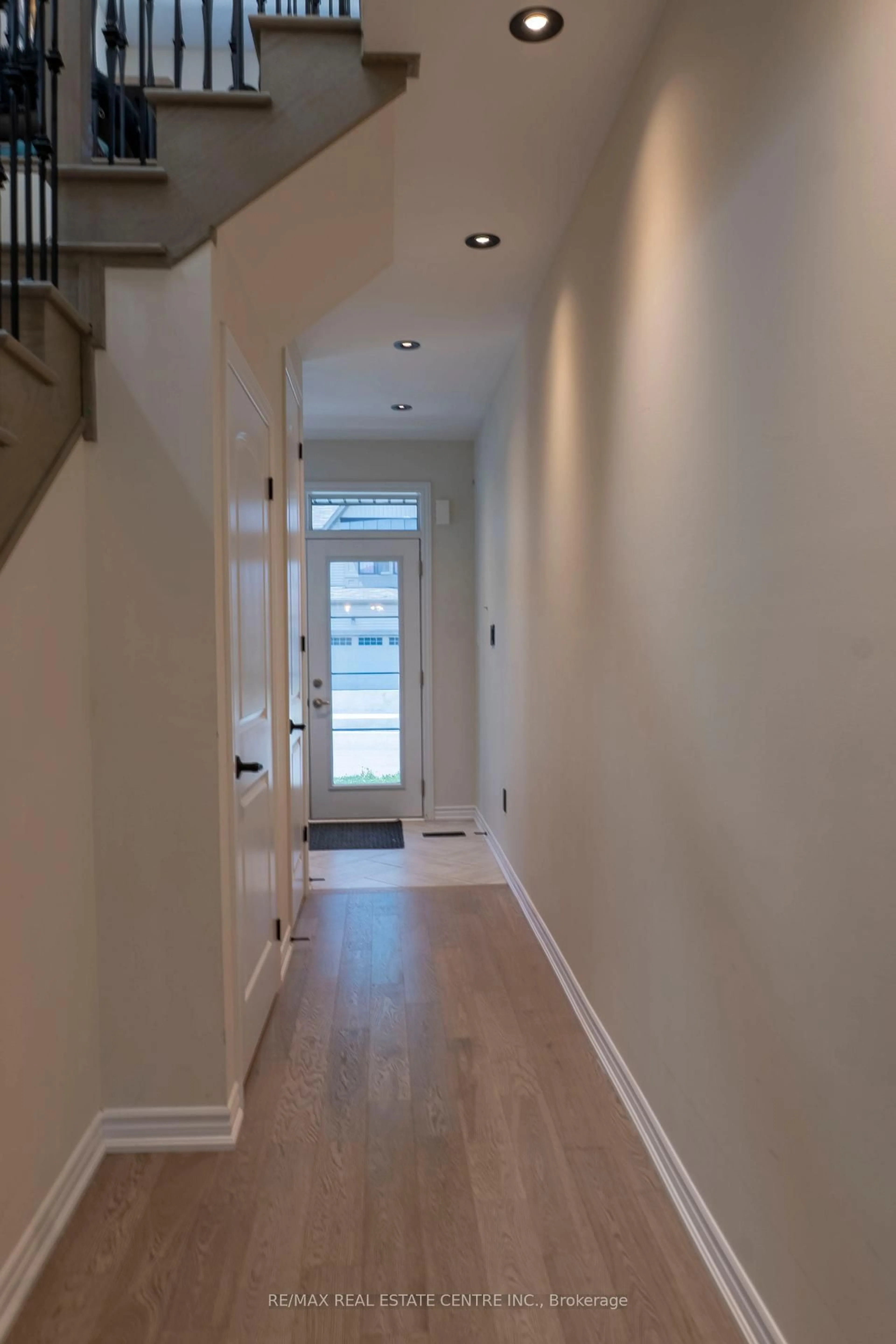 Indoor entryway for 15 Cahill Dr, Brantford Ontario N3T 0V5