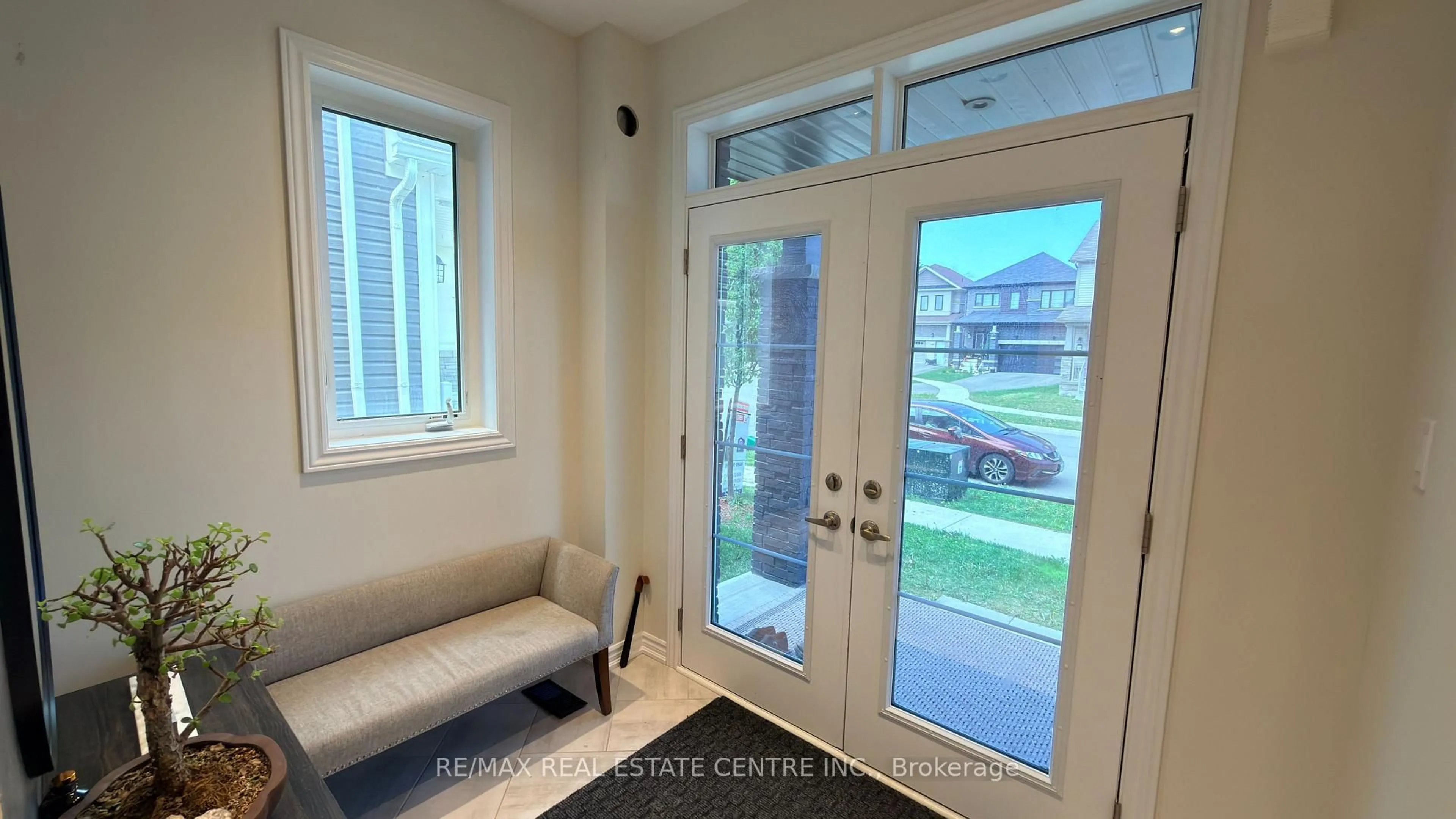 Indoor entryway for 15 Cahill Dr, Brantford Ontario N3T 0V5