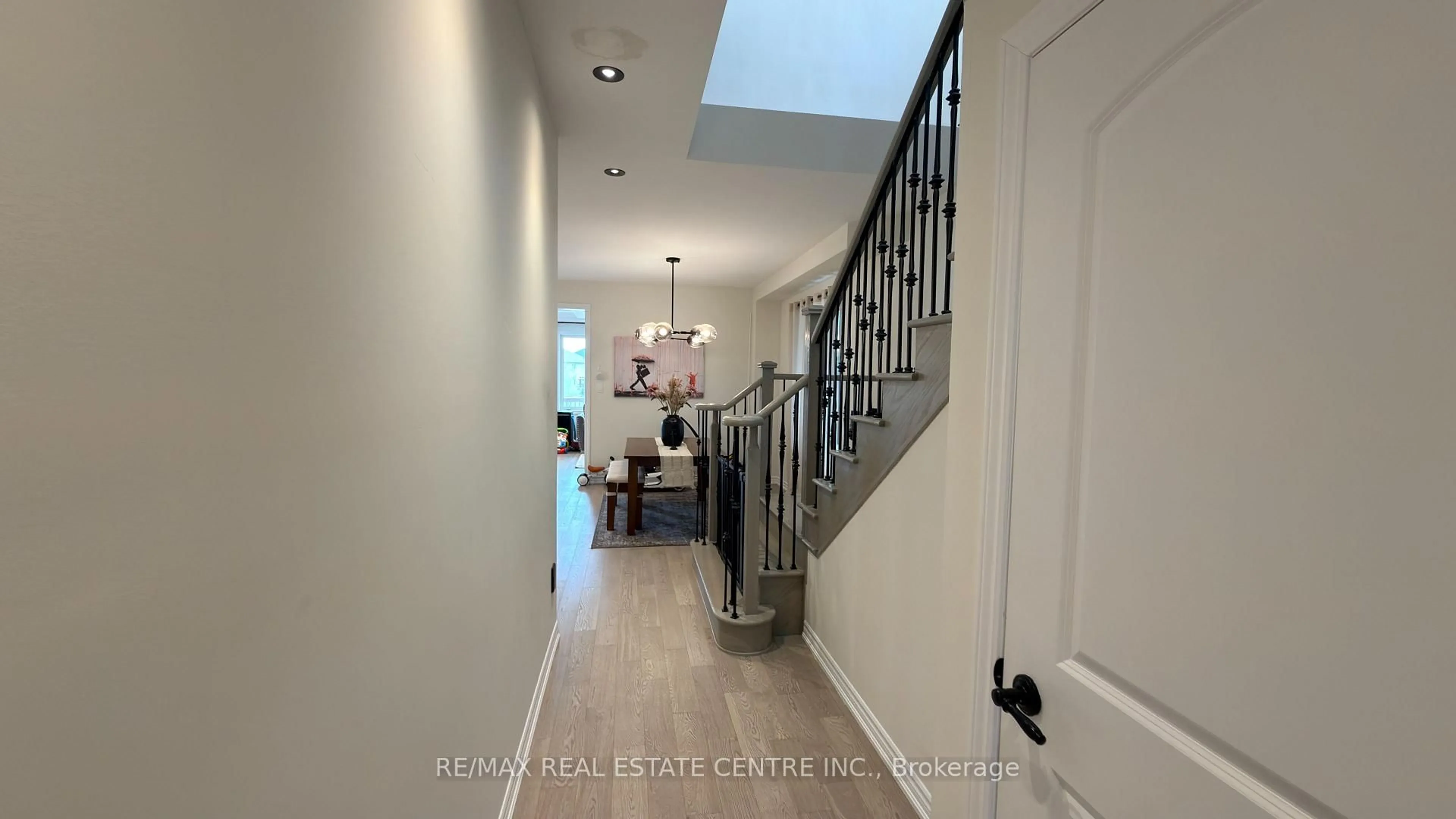 Indoor foyer for 15 Cahill Dr, Brantford Ontario N3T 0V5