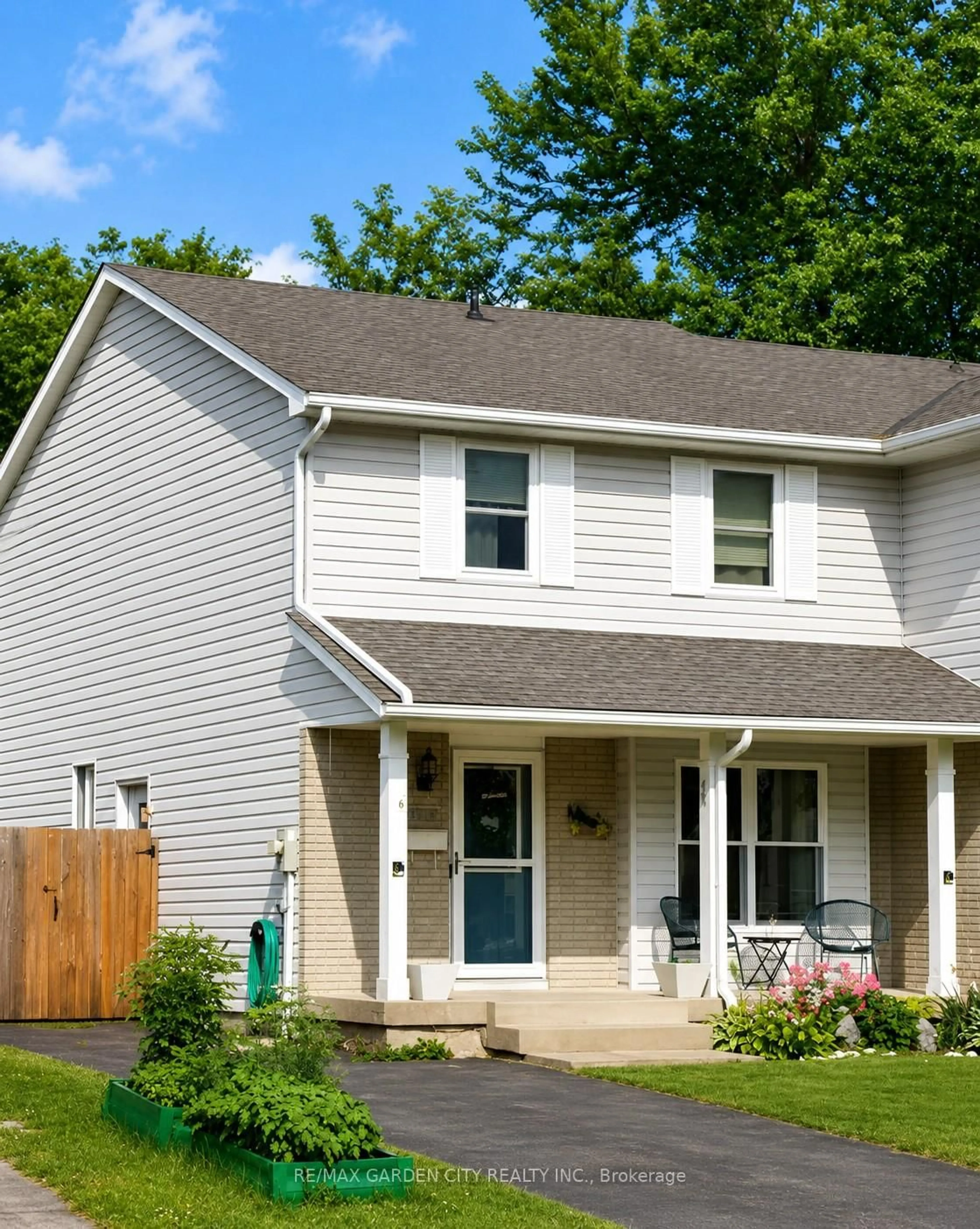 Home with vinyl exterior material, street for 6479 Malibu Dr, Niagara Falls Ontario L2H 2W4
