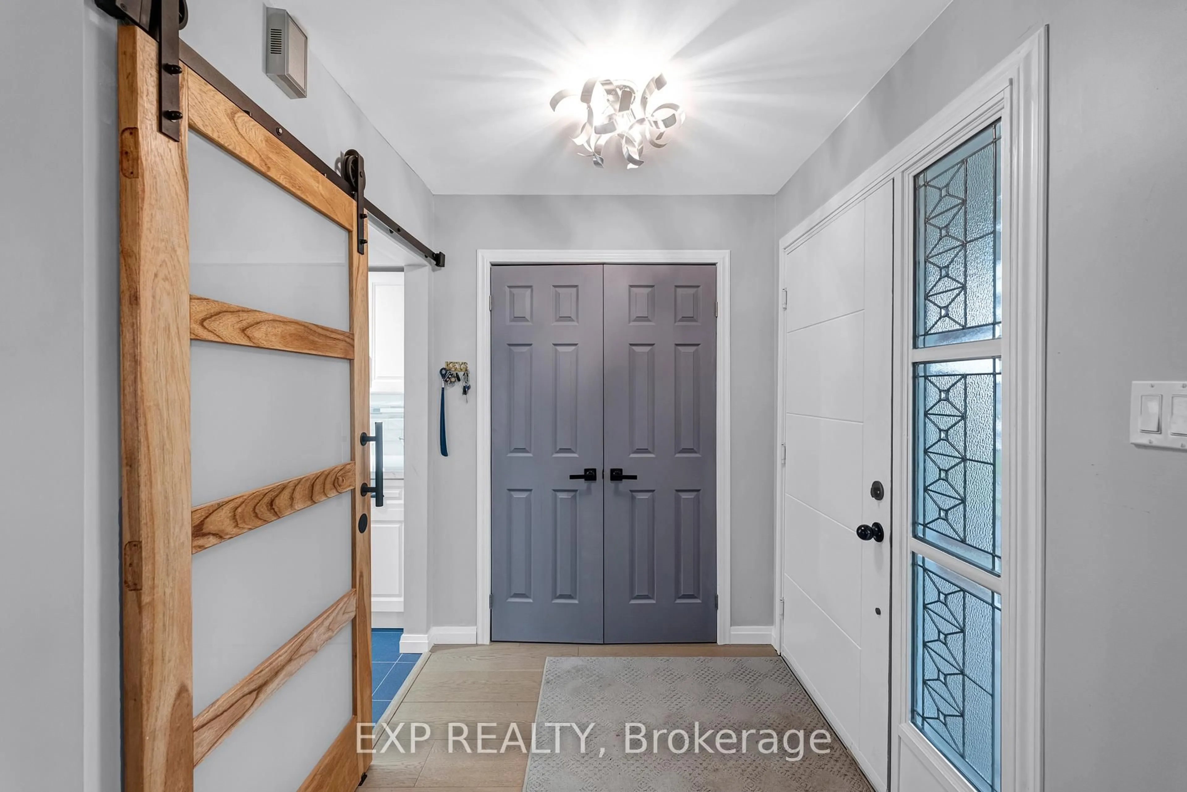 Indoor entryway for 164 Colborne St, Kawartha Lakes Ontario K9V 5Z8