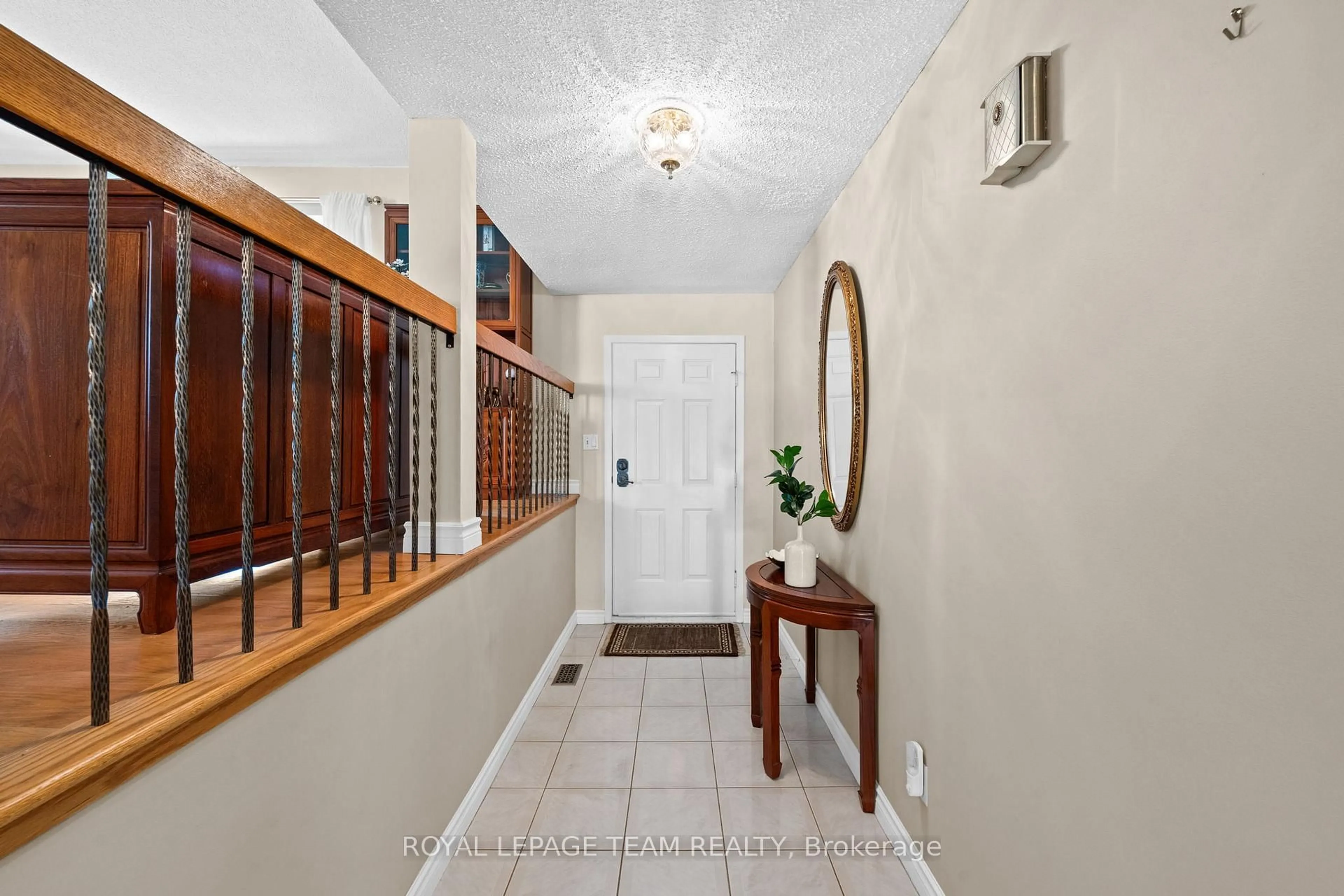 Indoor entryway for 6 Byrd Cres, Kanata Ontario K2L 2G5