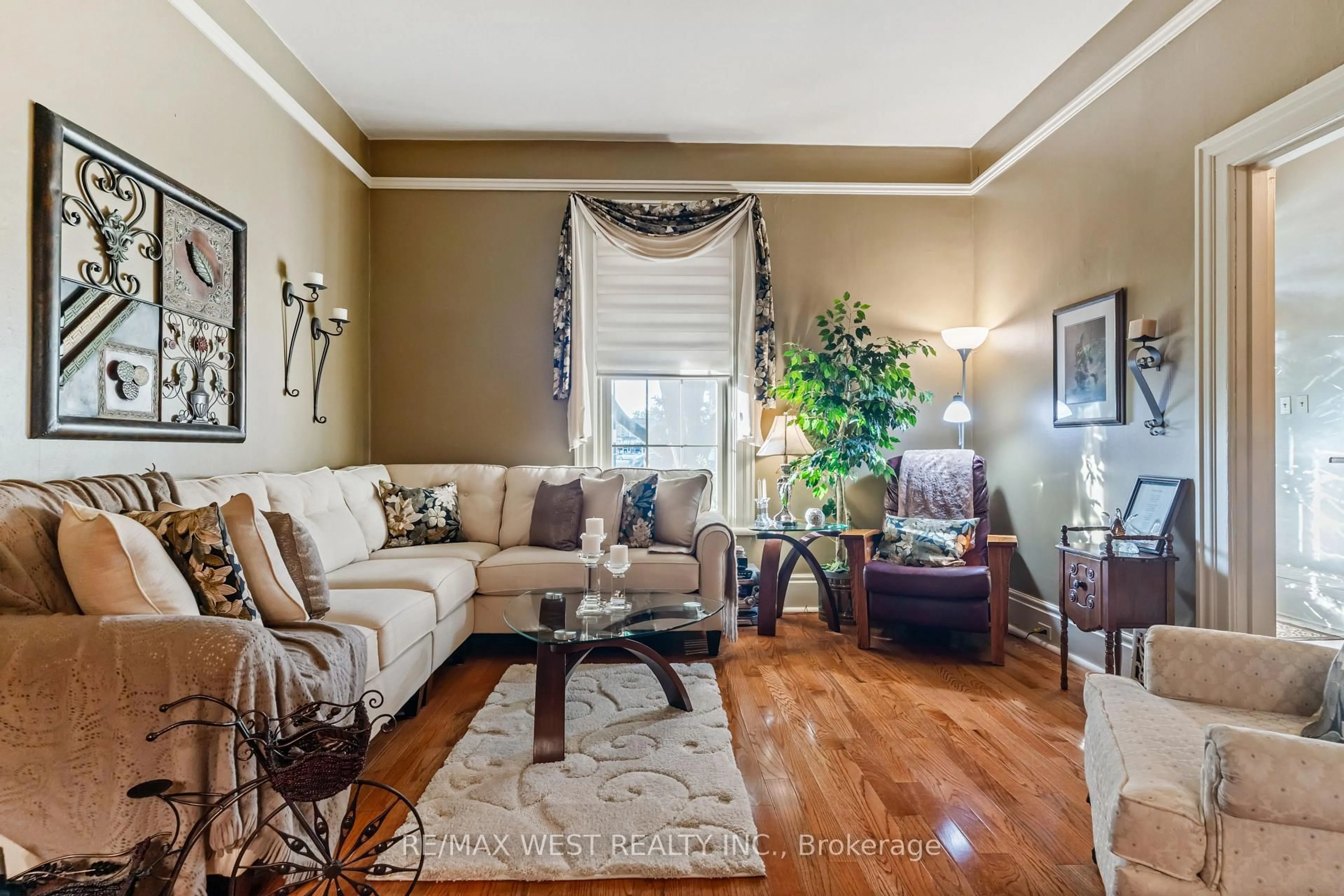 Living room with furniture, wood/laminate floor for 560 Peel St, Woodstock Ontario N4S 1K4