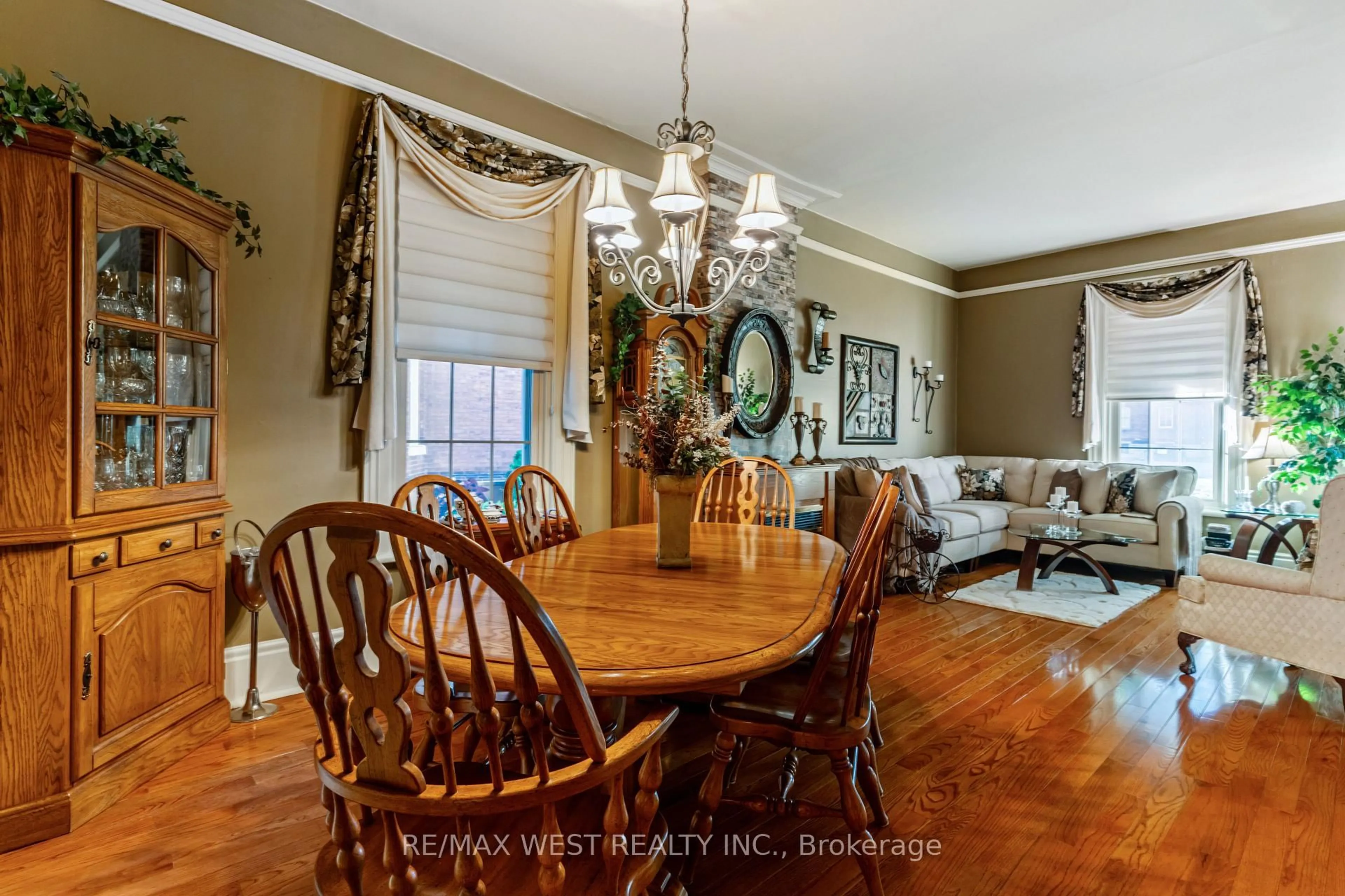 Dining room, wood/laminate floor for 560 Peel St, Woodstock Ontario N4S 1K4