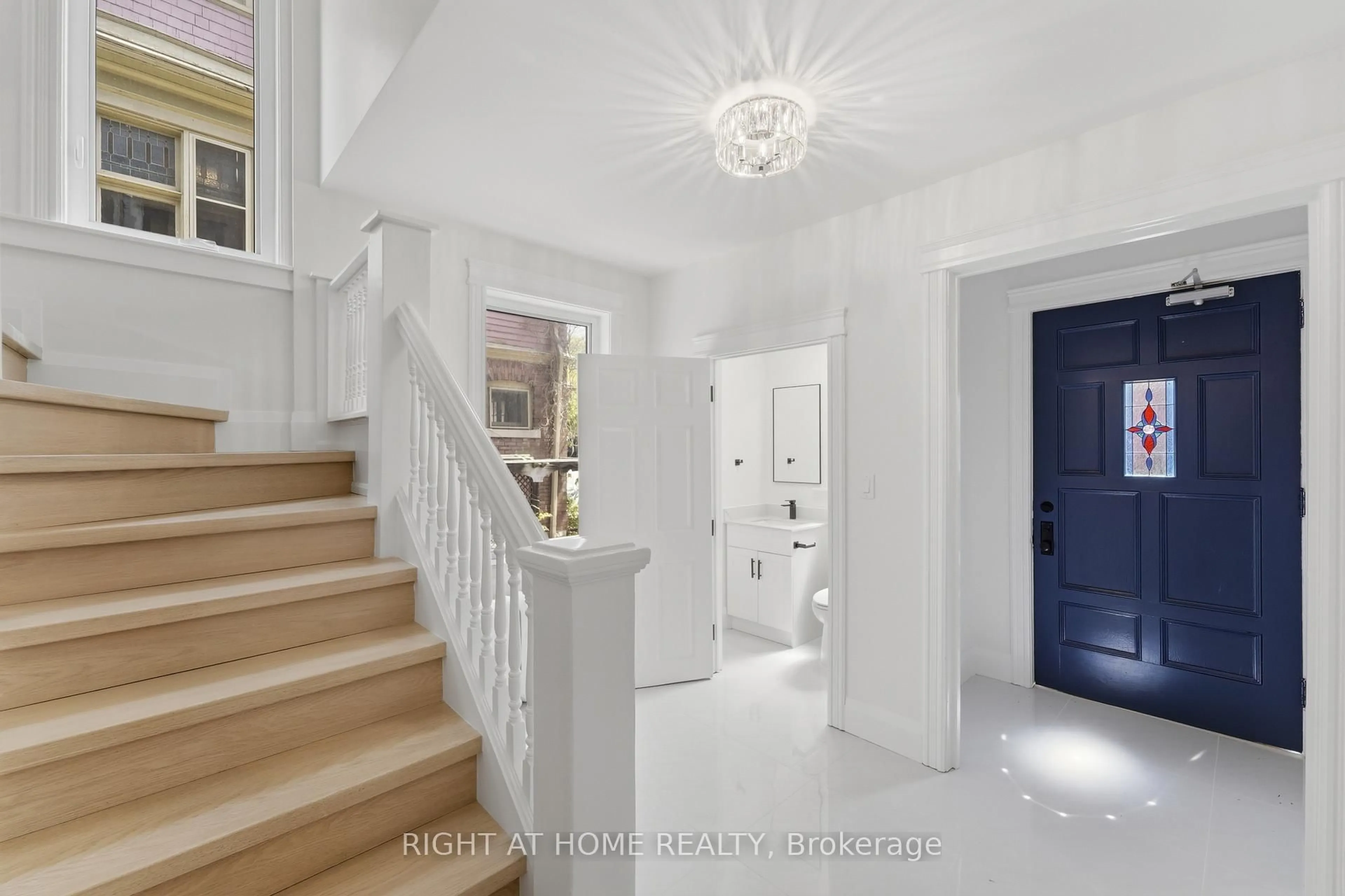 Indoor entryway for 8 College St, St. Catharines Ontario L2R 2W7
