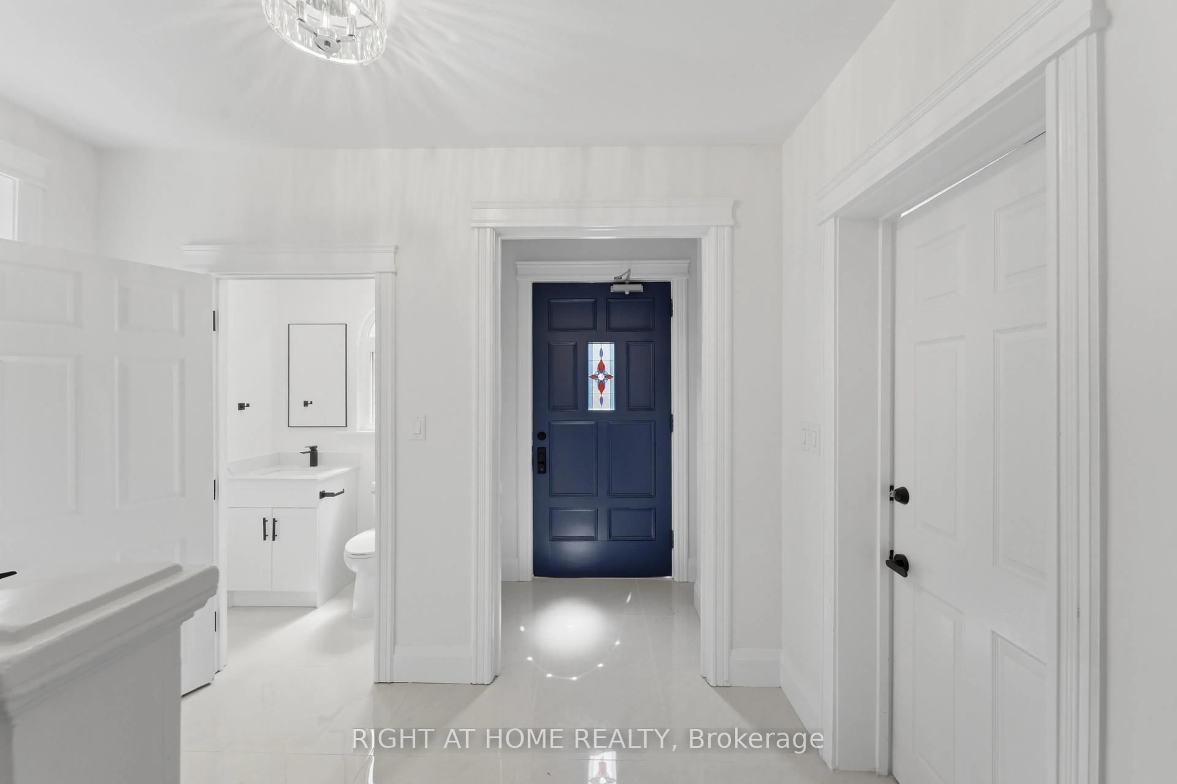 Indoor entryway for 8 College St, St. Catharines Ontario L2R 2W7