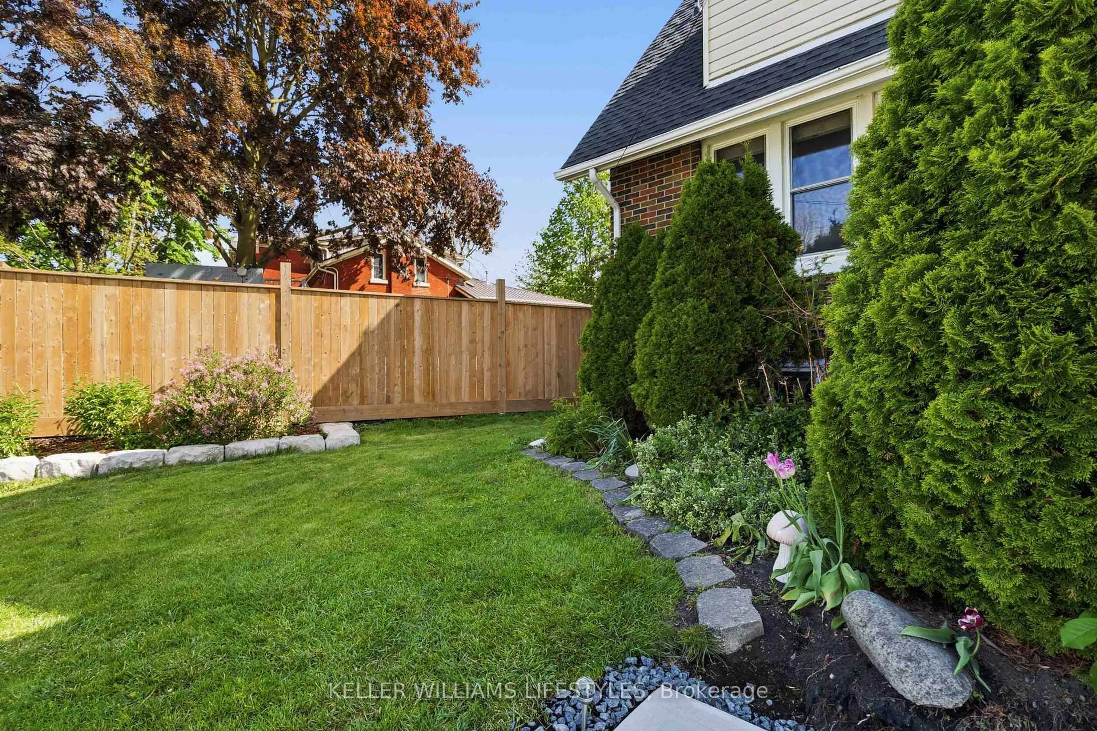 Patio, street for 41 Broadway St, Woodstock Ontario N4S 3A1