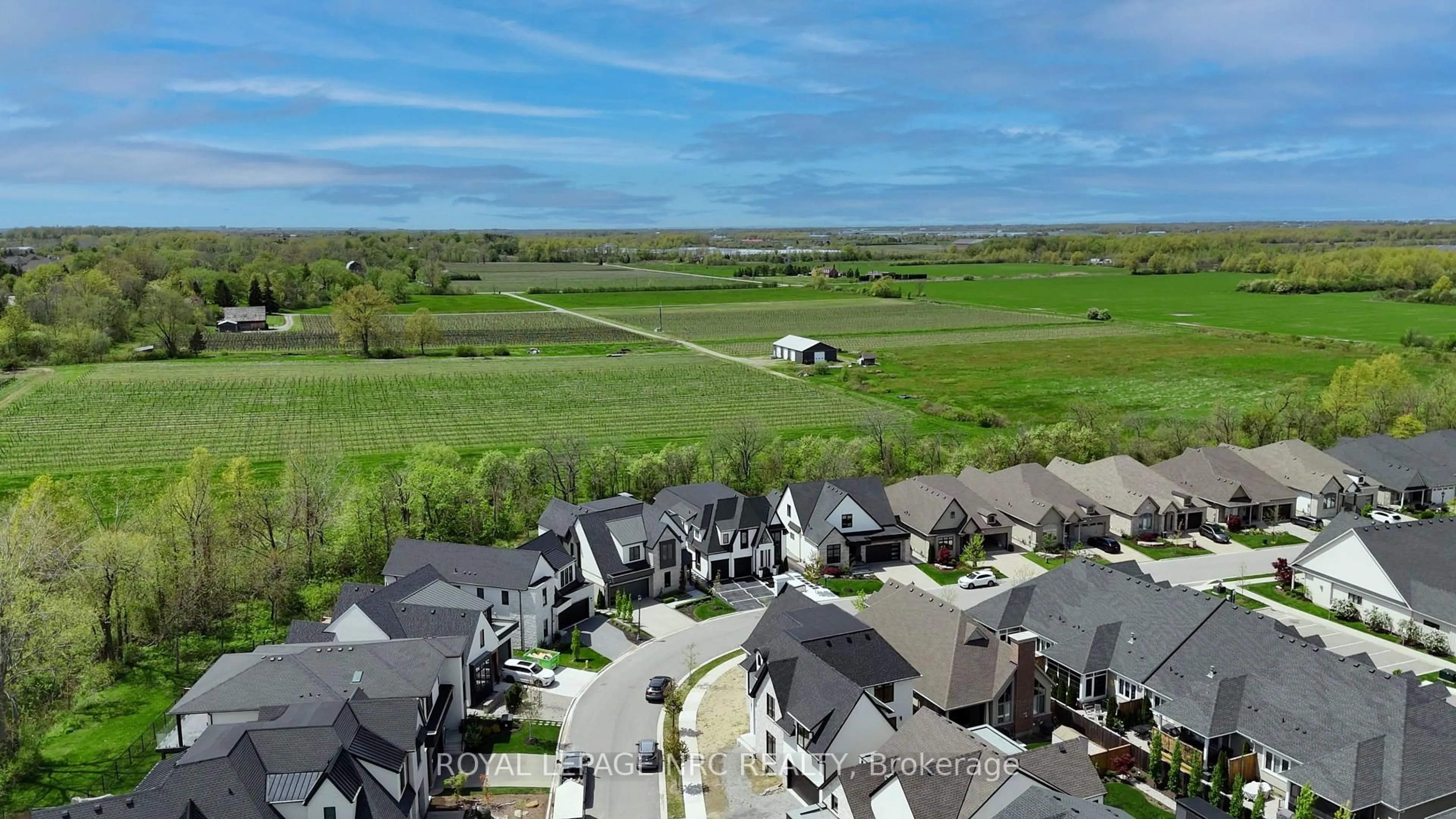 A pic from outside/outdoor area/front of a property/back of a property/a pic from drone, unknown for 74 Millpond Rd, Niagara-on-the-Lake Ontario L0S 1J0
