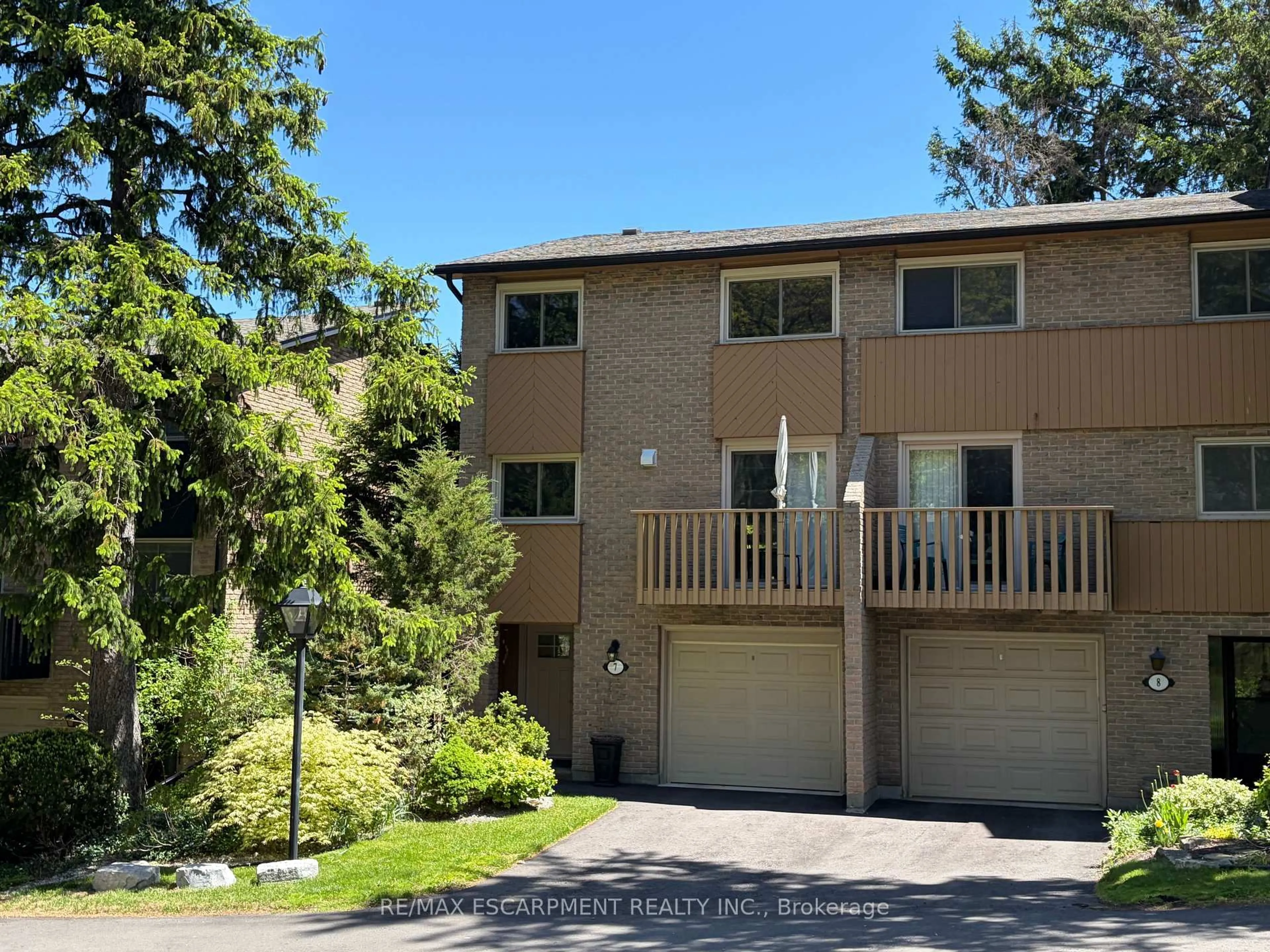 A pic from outside/outdoor area/front of a property/back of a property/a pic from drone, unknown for 1967 Main St #7, Hamilton Ontario L8S 4P4