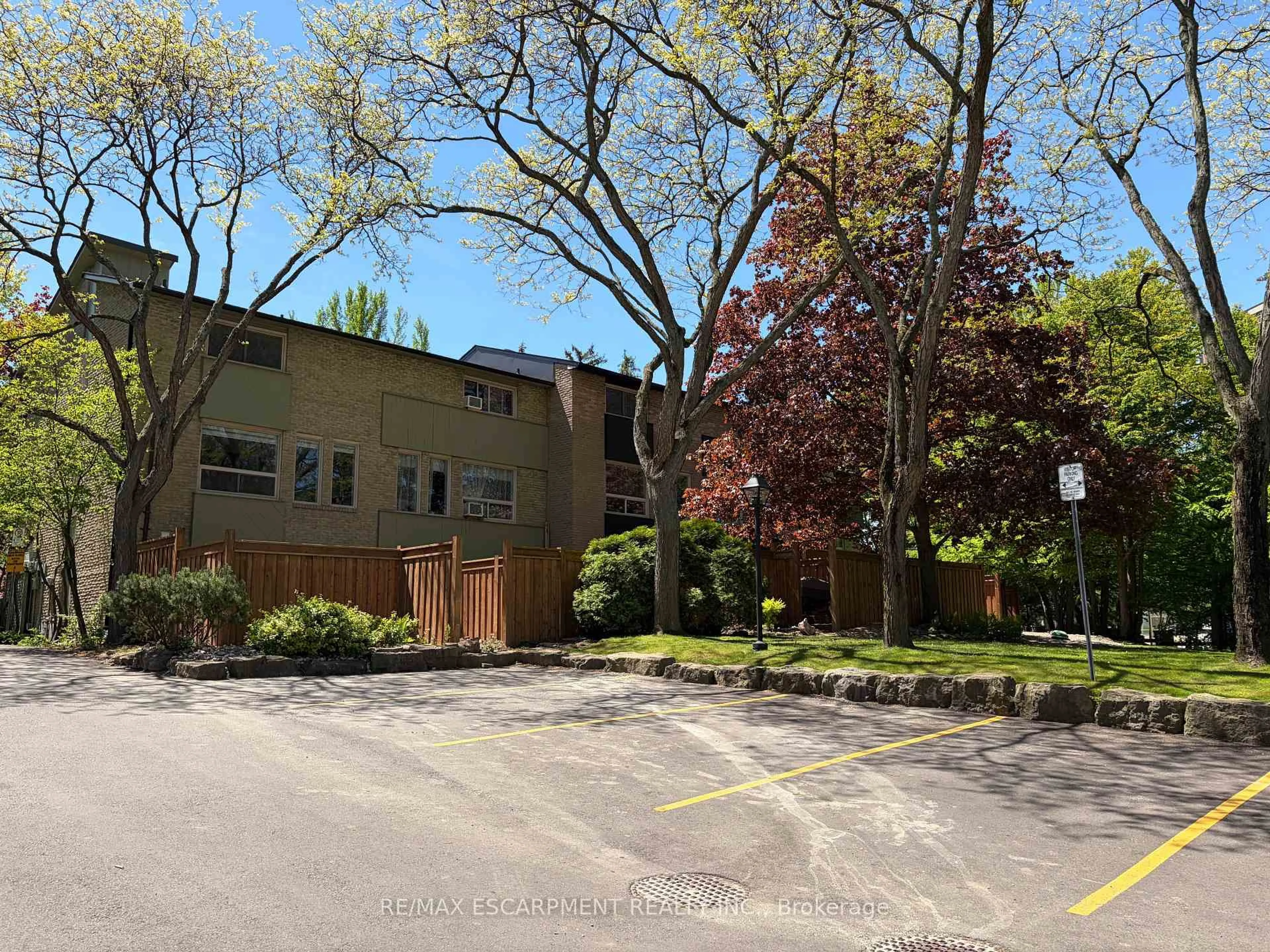 Unknown for 1967 Main St #7, Hamilton Ontario L8S 4P4