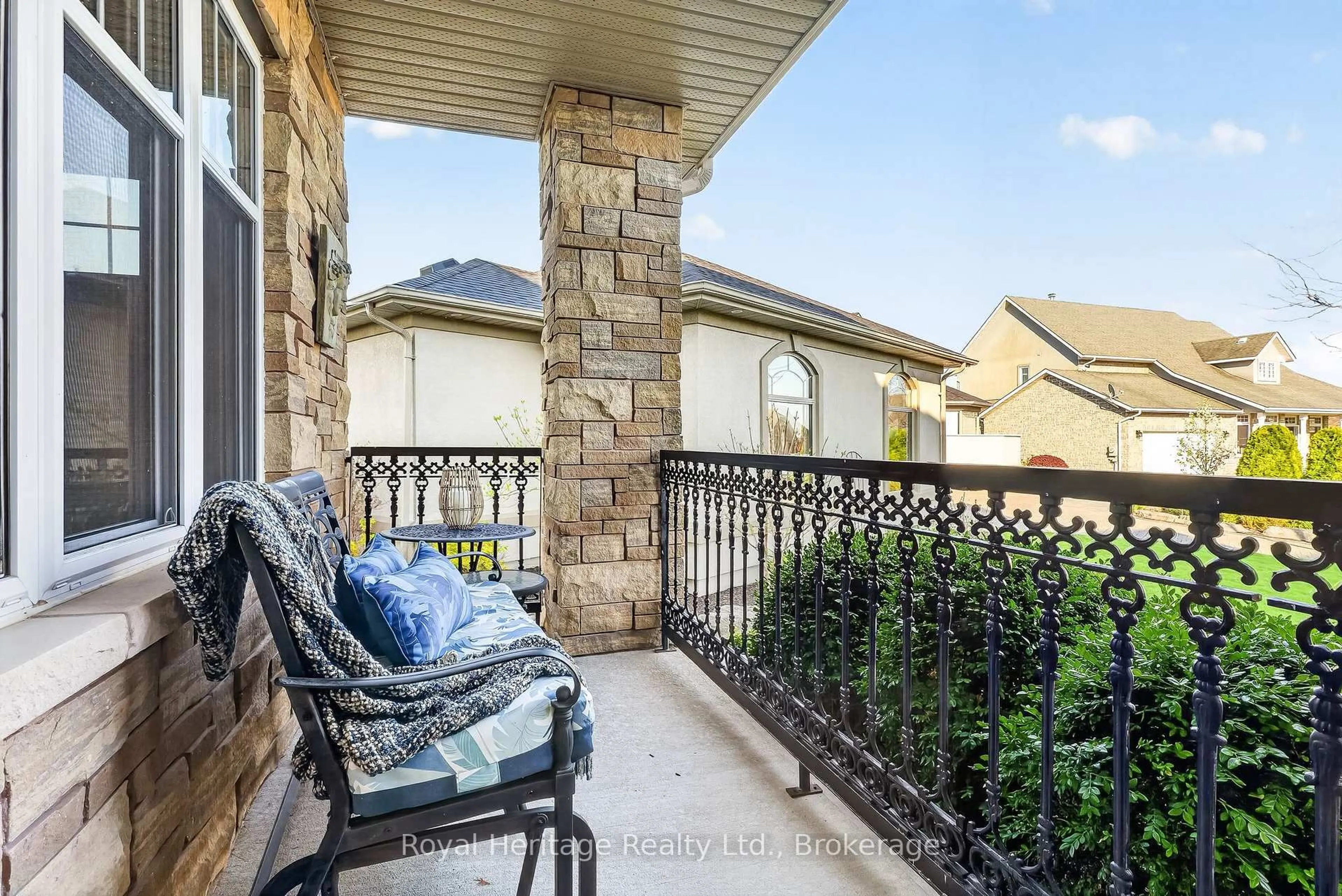 Patio, street for 32 Edgewater Dr, Brighton Ontario K0K 1H0