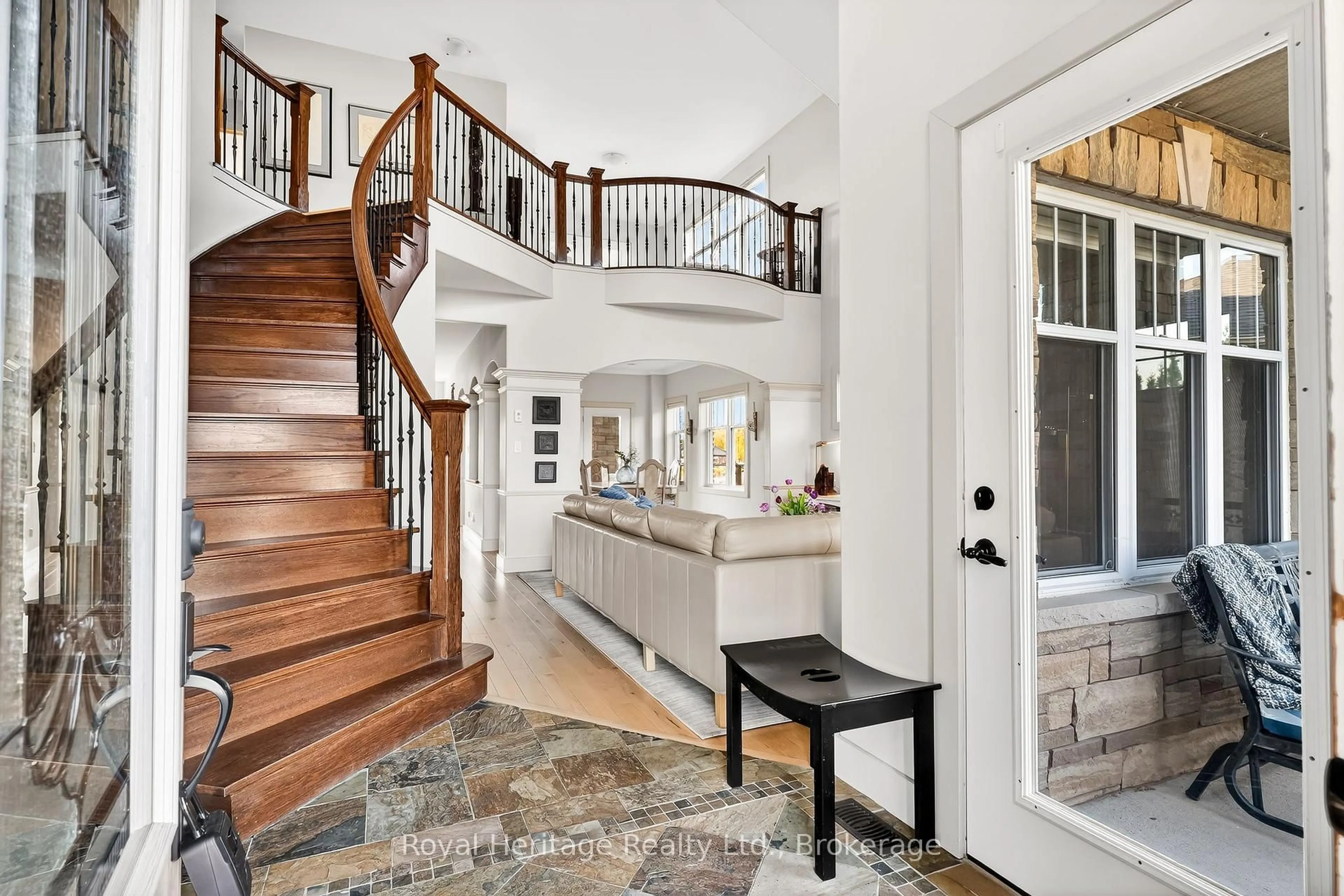 Indoor entryway for 32 Edgewater Dr, Brighton Ontario K0K 1H0