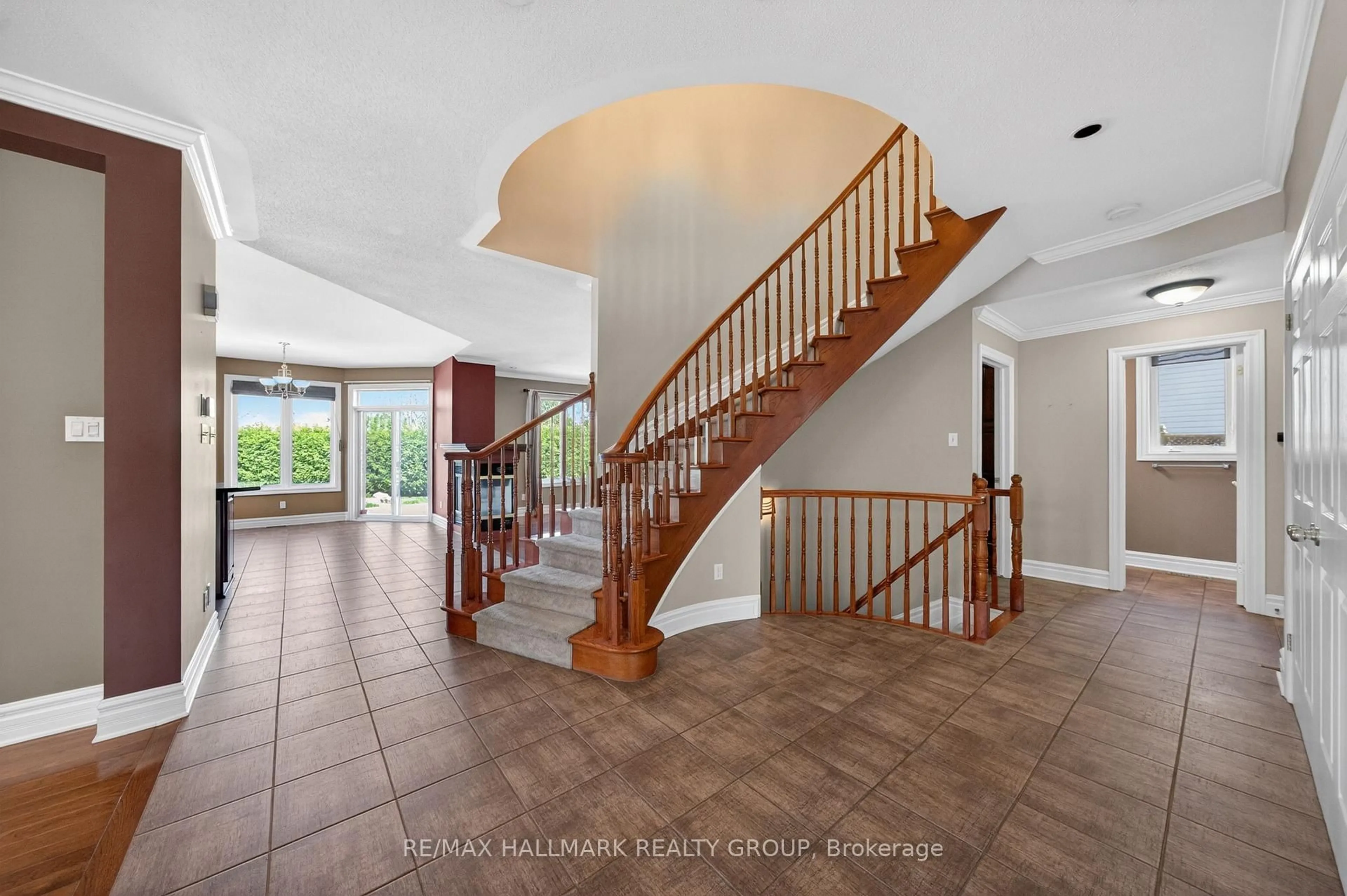 Indoor foyer for 2030 Cherington Cres, Orleans Ontario K4A 4Z8