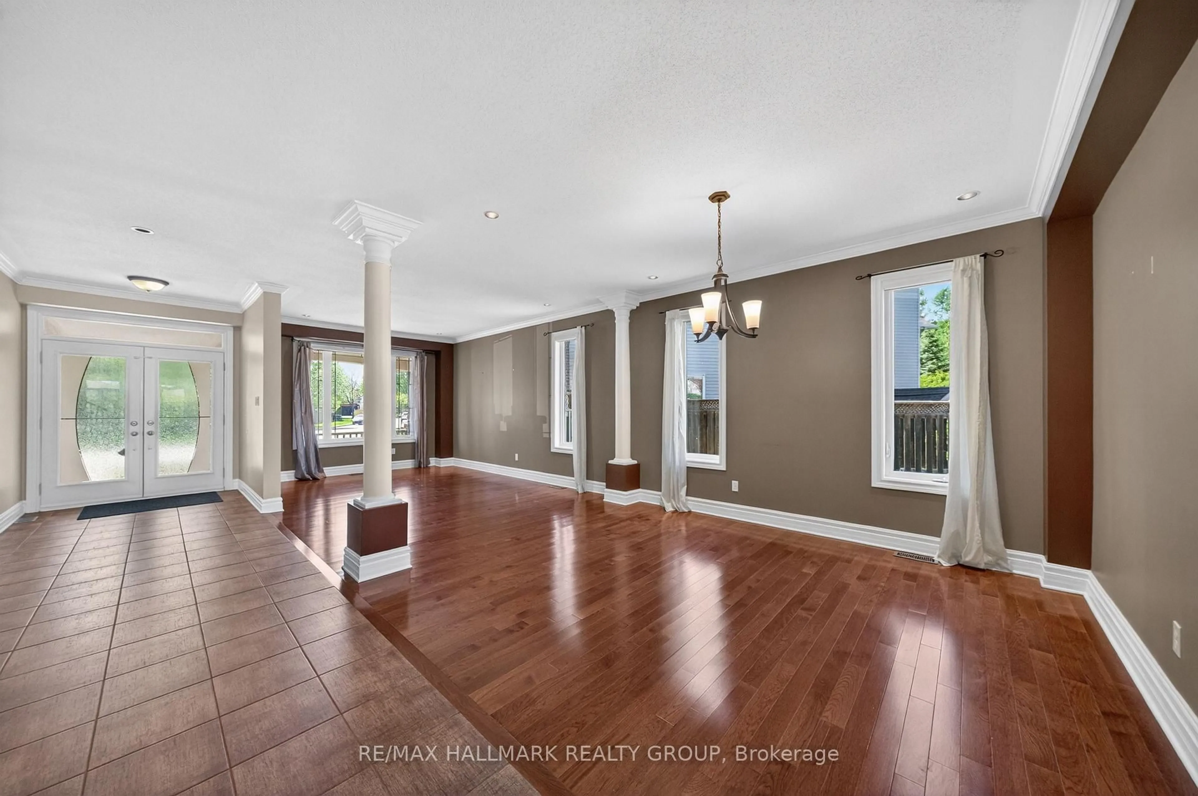 Indoor foyer for 2030 Cherington Cres, Orleans Ontario K4A 4Z8