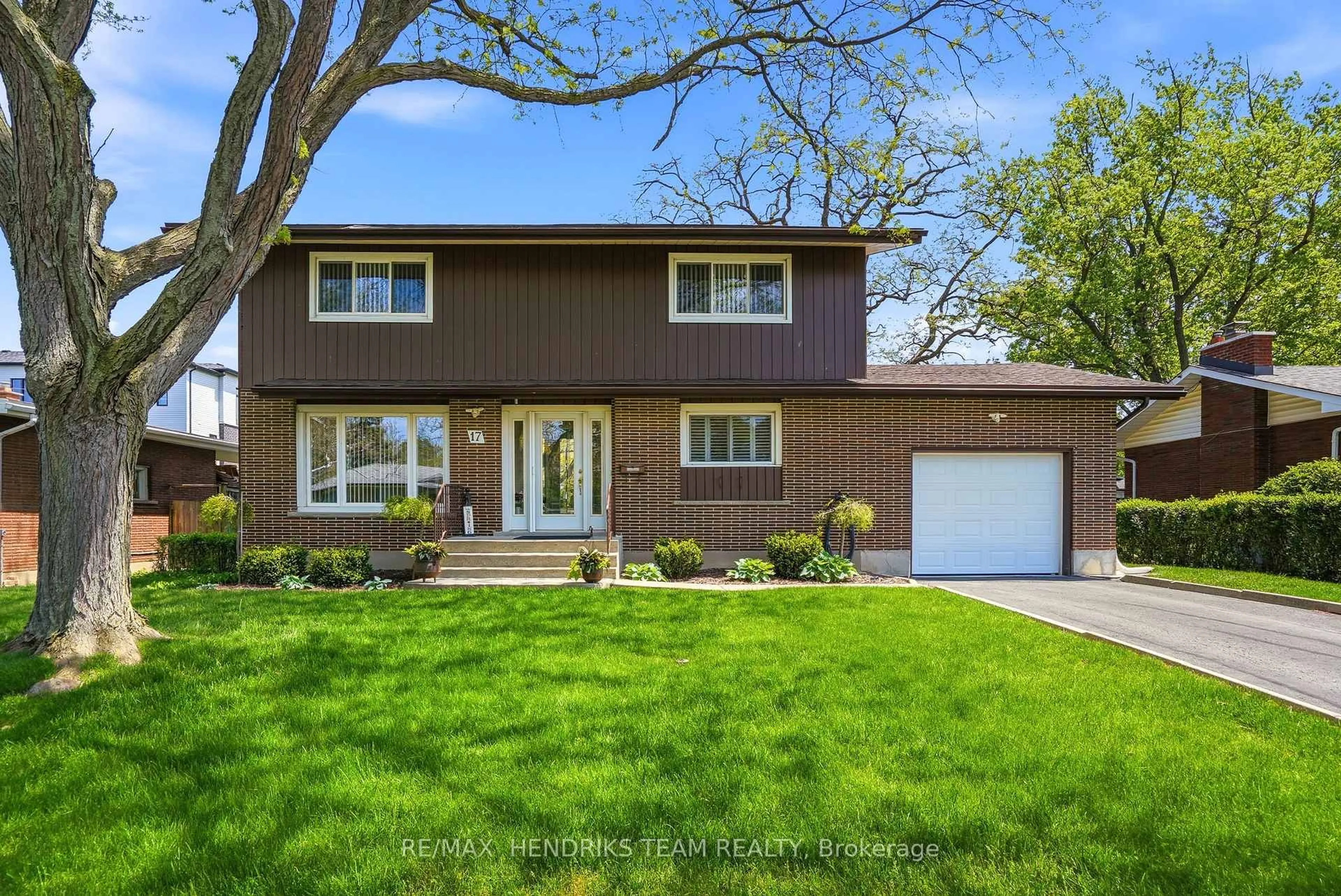 Home with vinyl exterior material, street for 17 Jasmin Cres, St. Catharines Ontario L2T 2B9