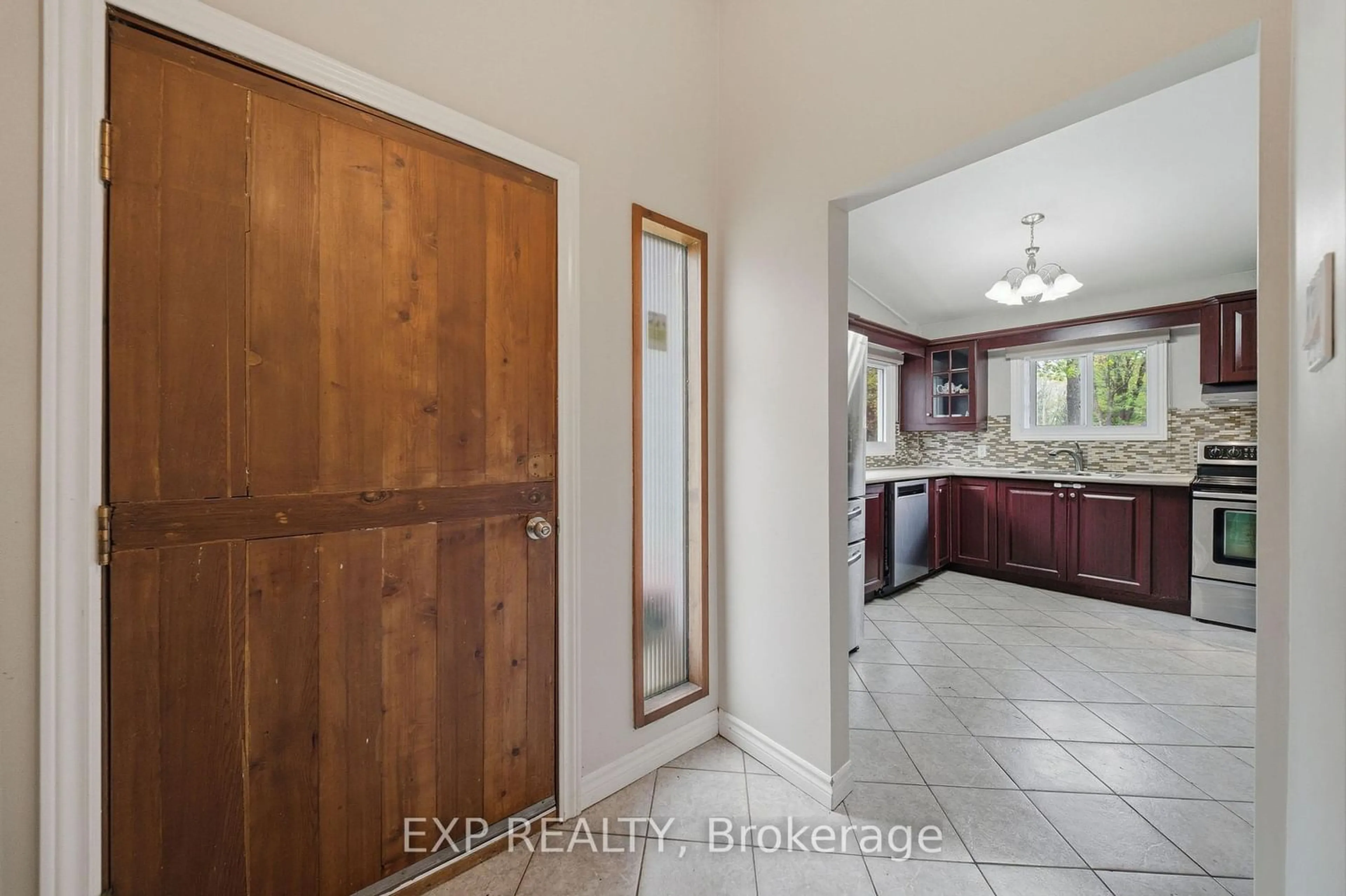 Indoor entryway for 136 Resthaven Ave, Ottawa Ontario K0A 3M0